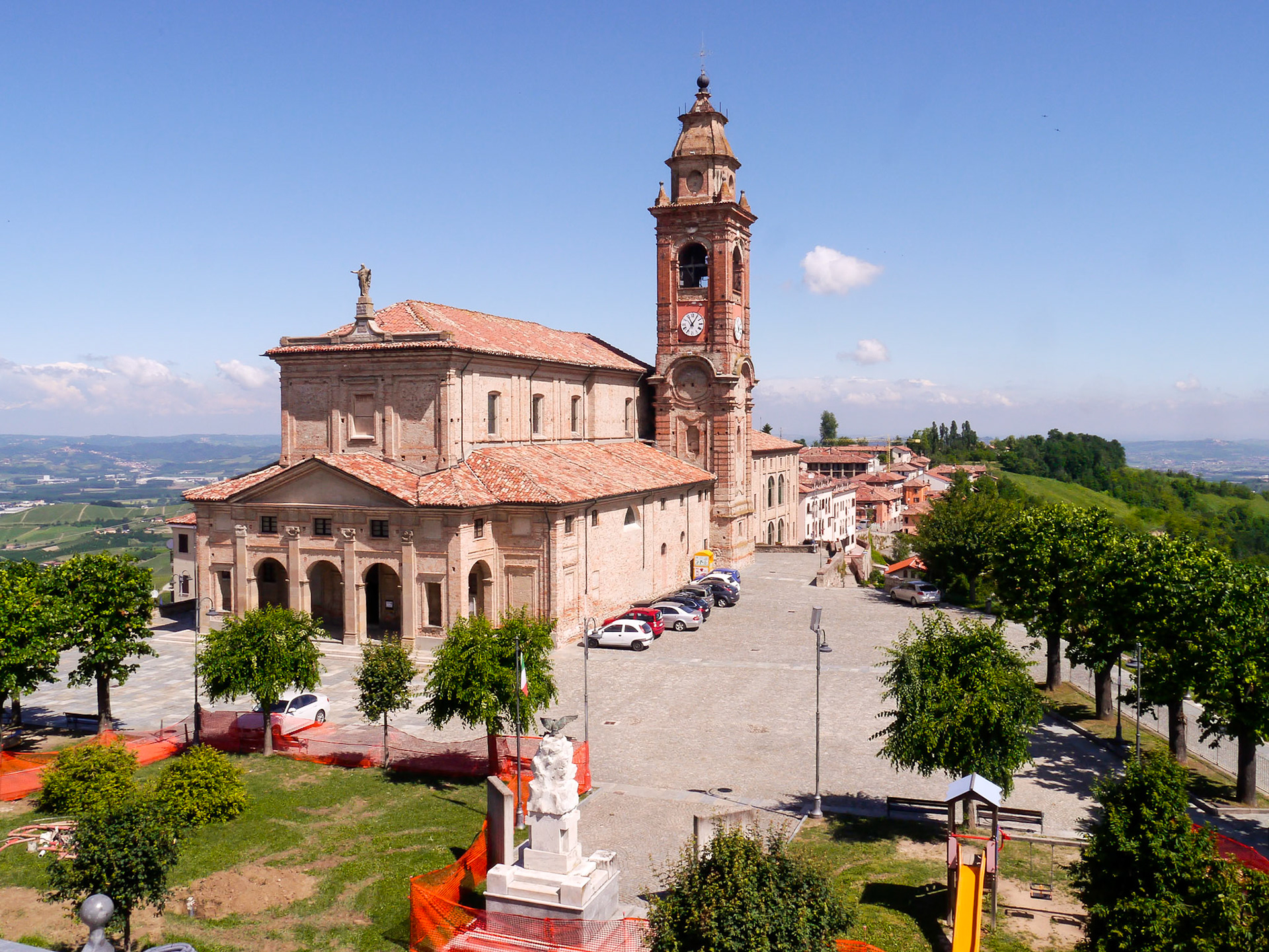 We stopped in a village to check out the church [Diano d'Alba, Piemonte, Italy]