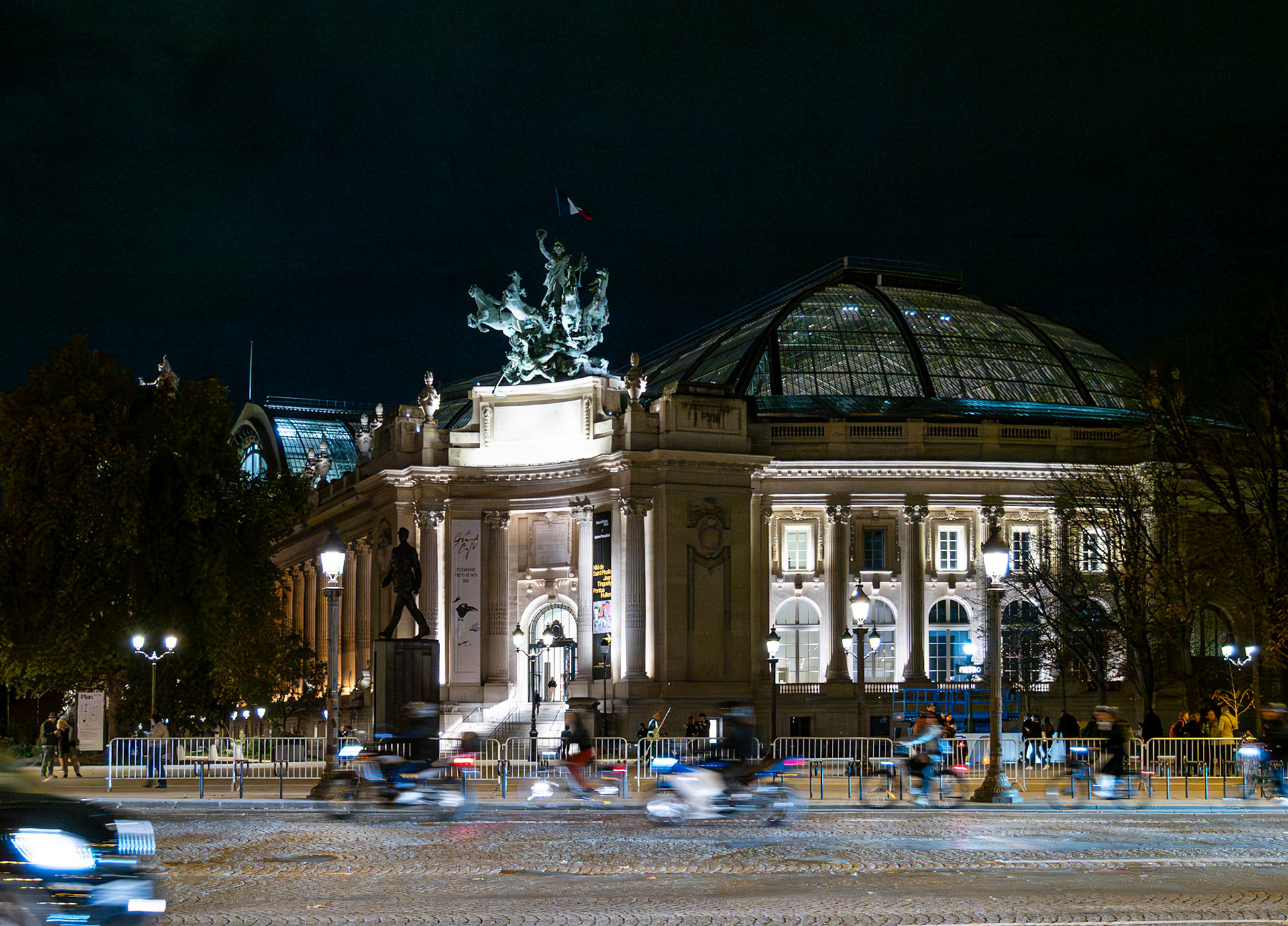 After dinner we strolled to the Place de la Concorde [Paris, Île-de-France, France]