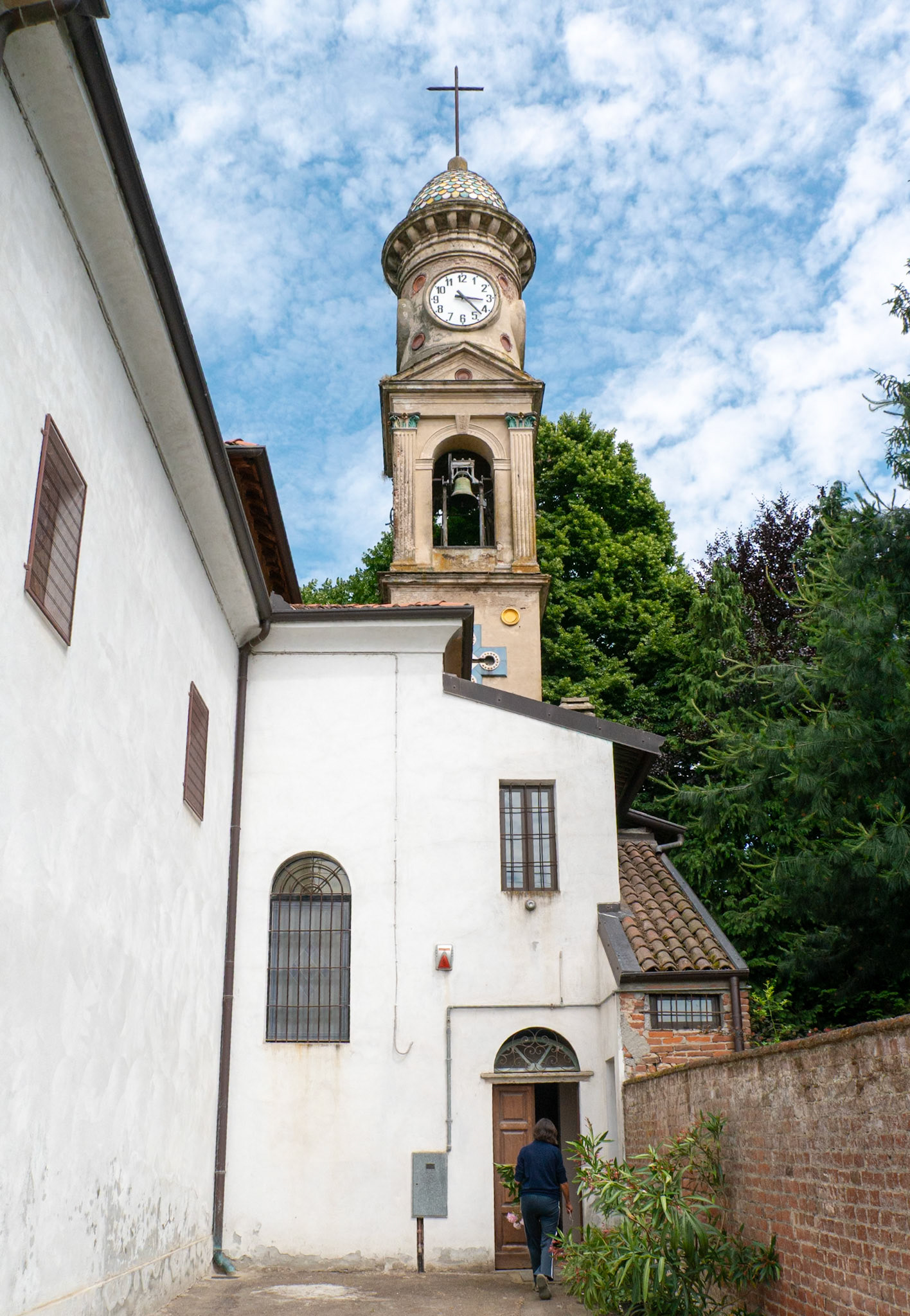 This house with private chapel and gardens stands in the middle of nowhere [Provincia di Alessandria, Piemonte, Italy]