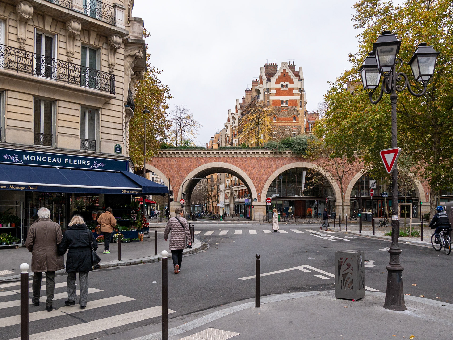 The old train line has been converted to a greenspace [Paris, Île-de-France, France]