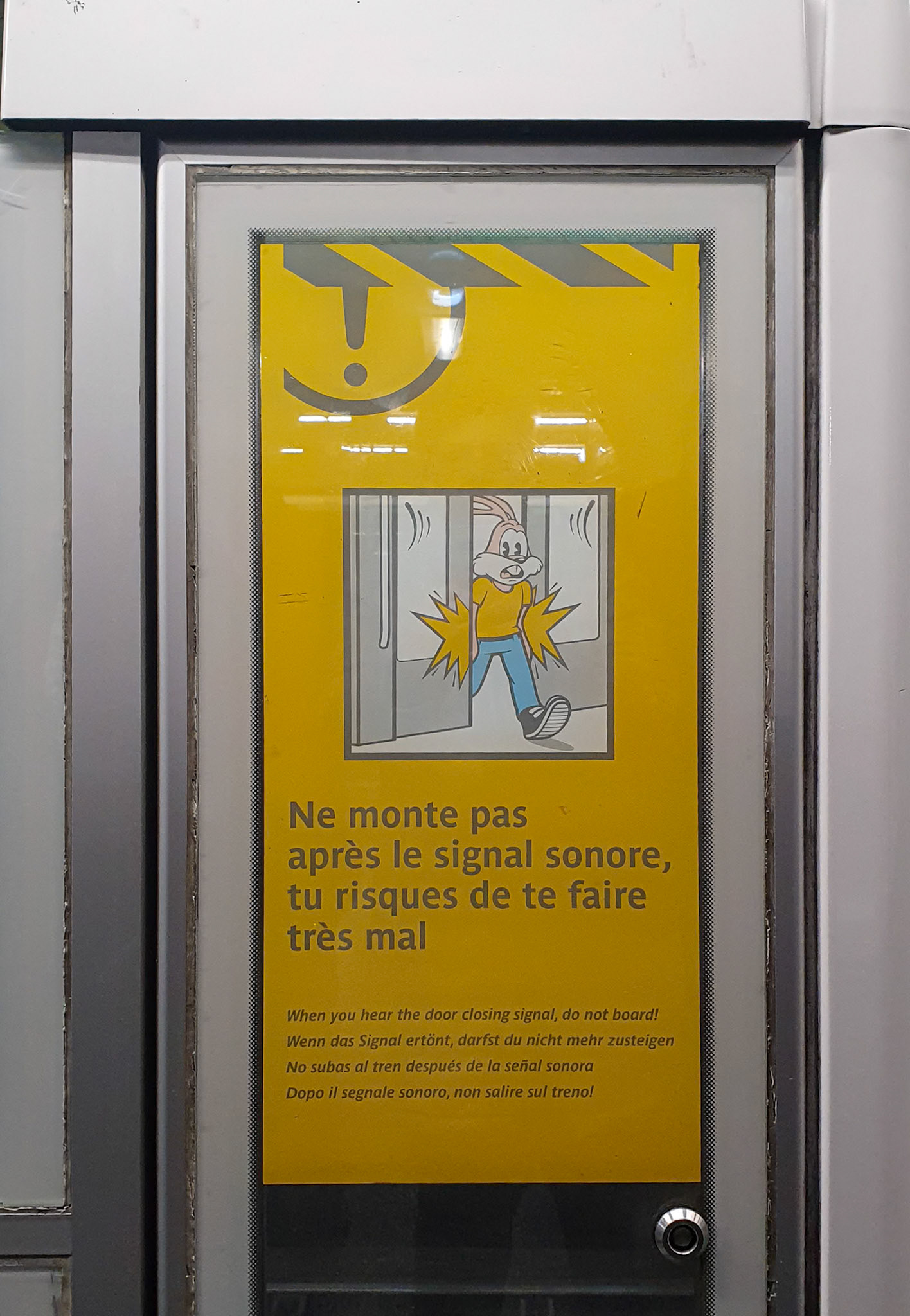 Don't hold the door or there will be consequences! [Paris, Île-de-France, France]