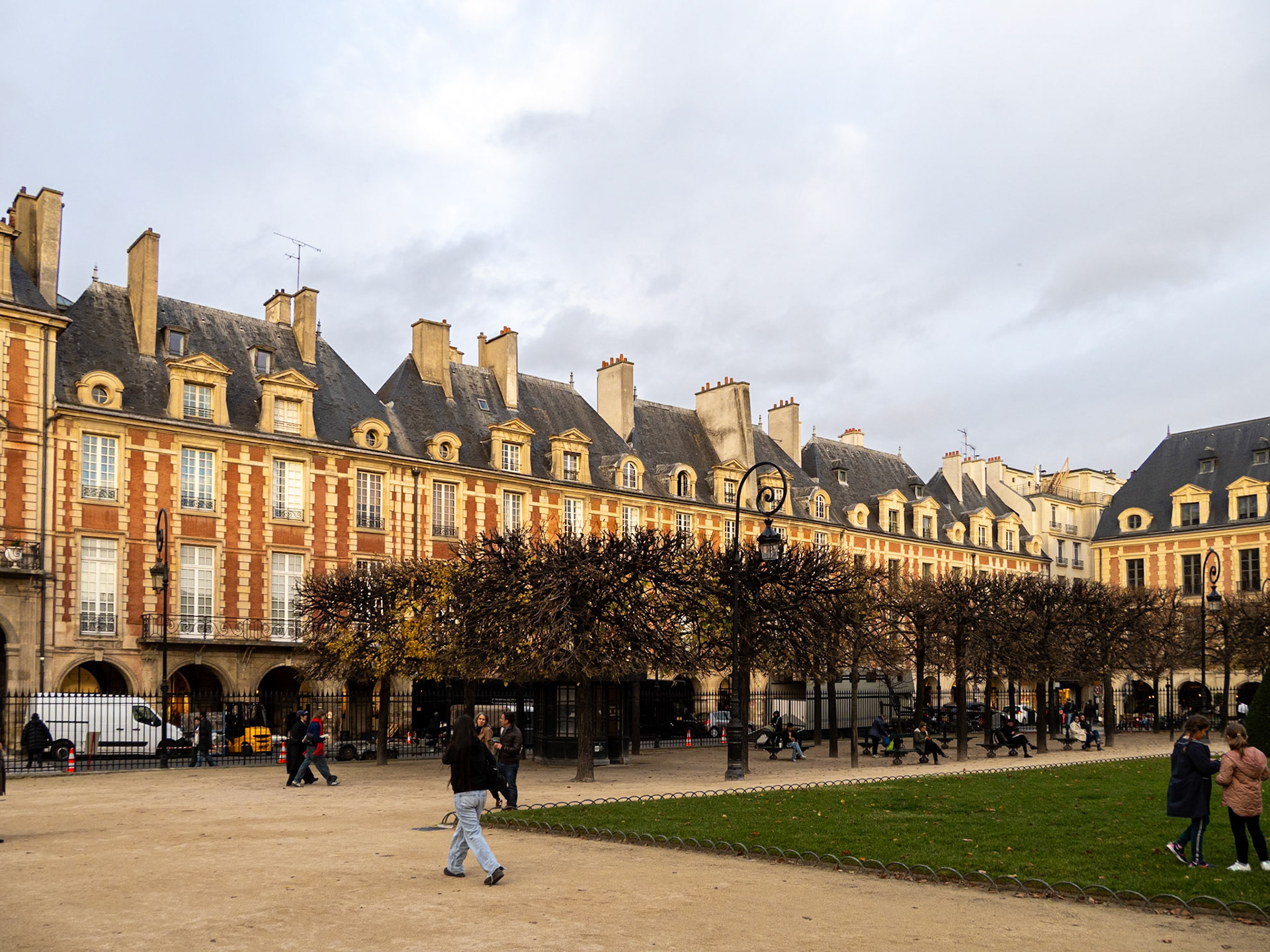 Lovely Place des Vosges [Paris, Île-de-France, France]