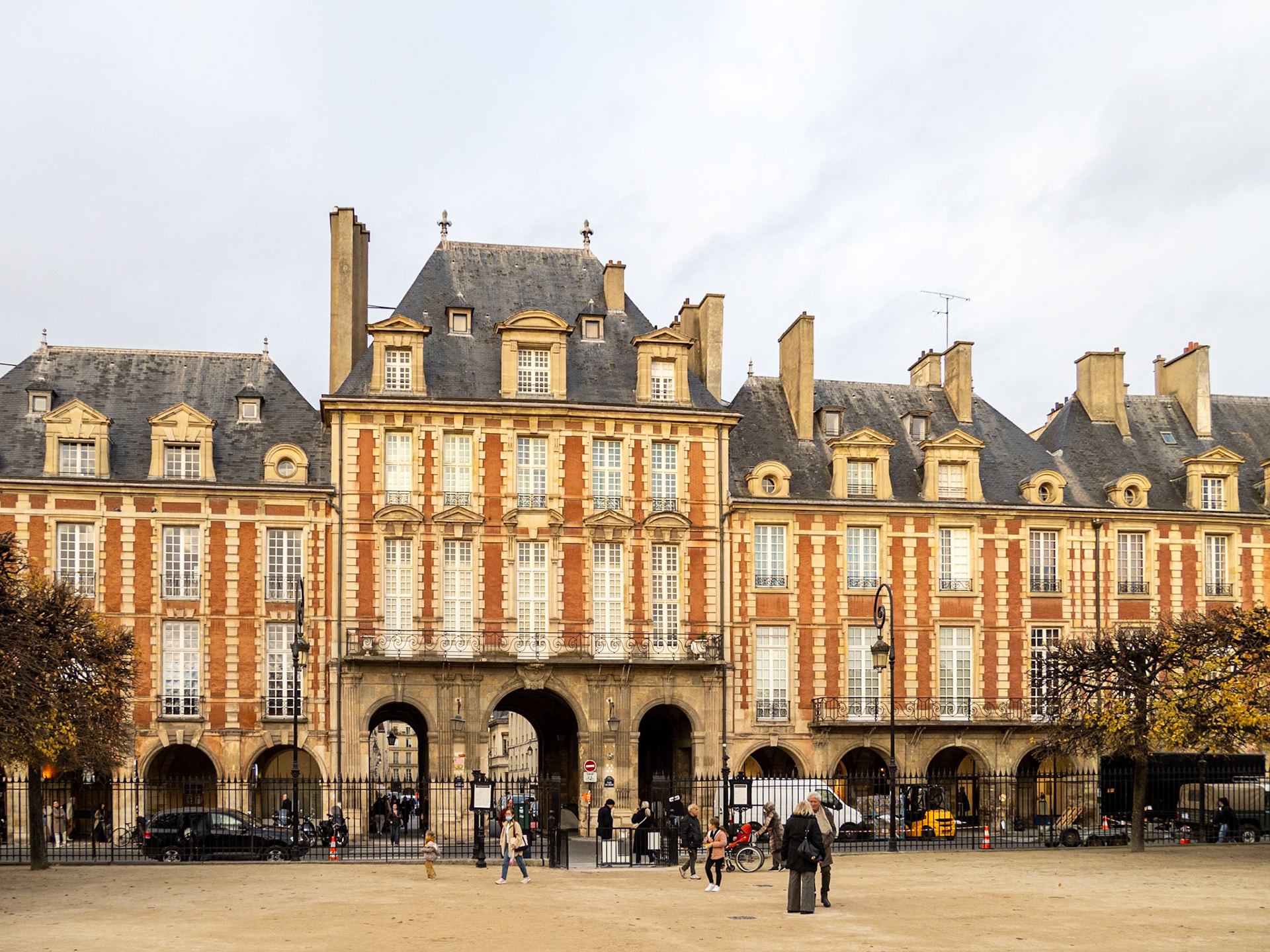 Lovely Place des Vosges [Paris, Île-de-France, France]