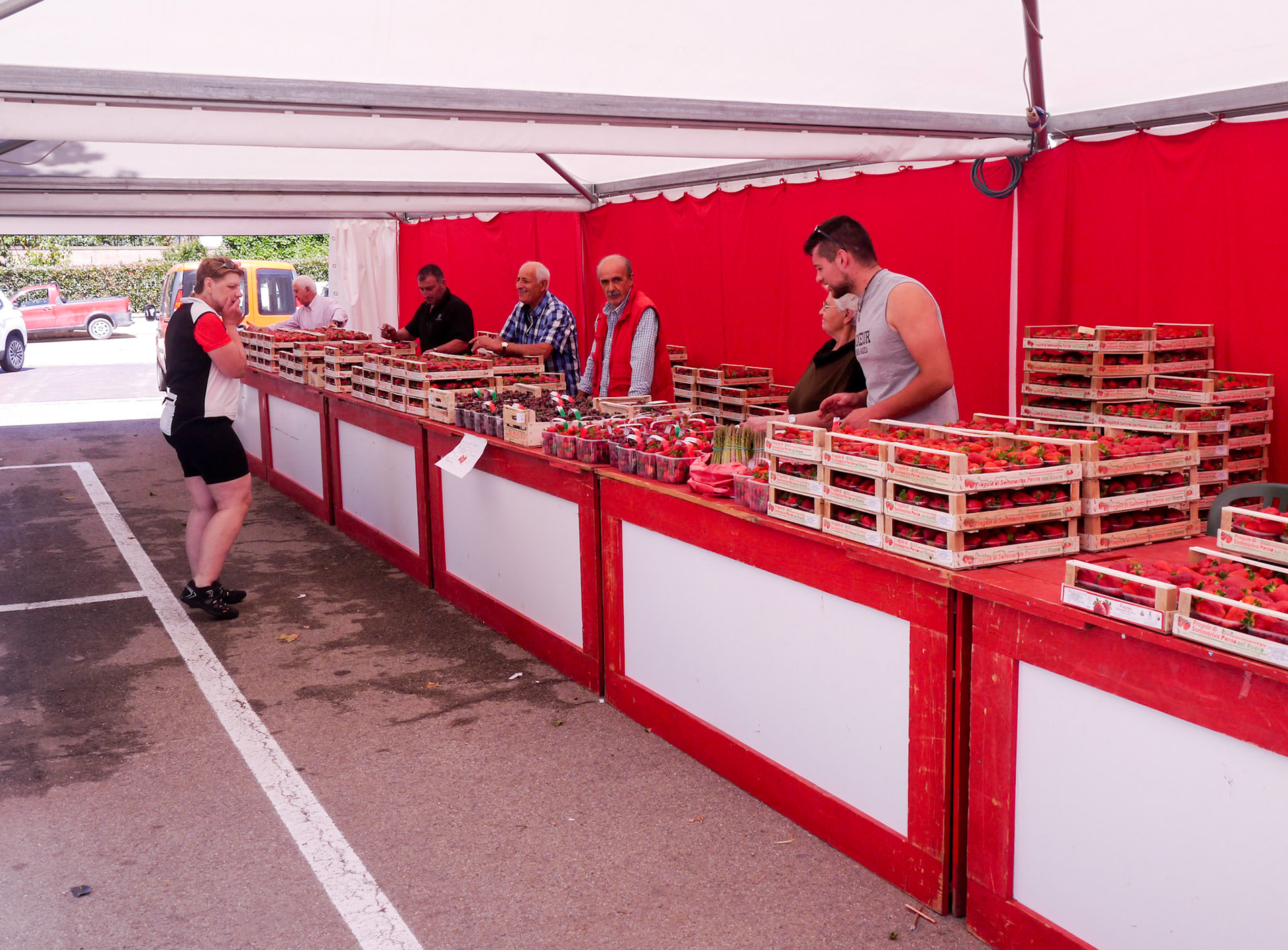 We arived in the middle of the strawberry festival! [Sommariva Perno, Piemonte, Italy]