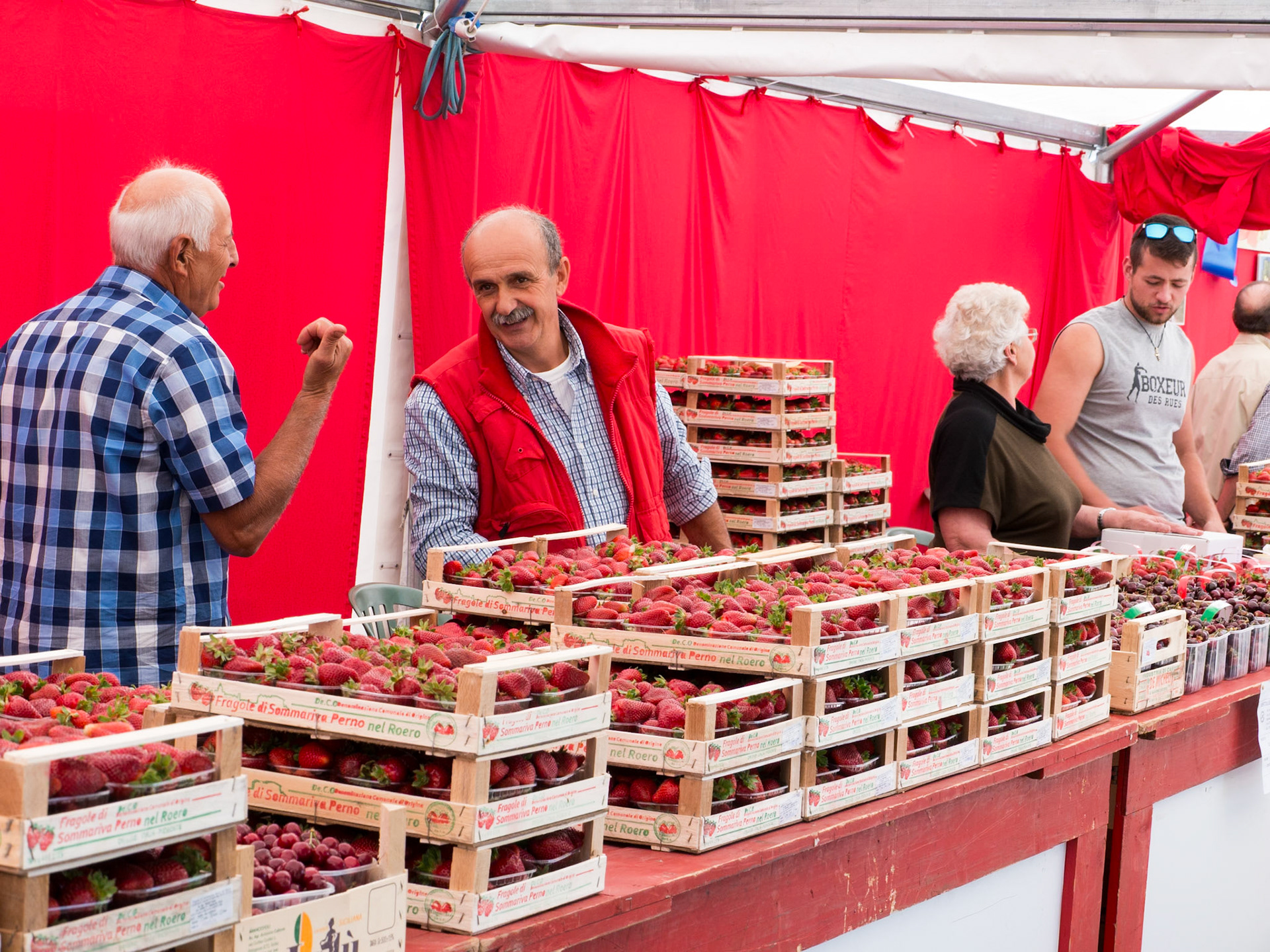 We arived in the middle of the strawberry festival! [Sommariva Perno, Piemonte, Italy]