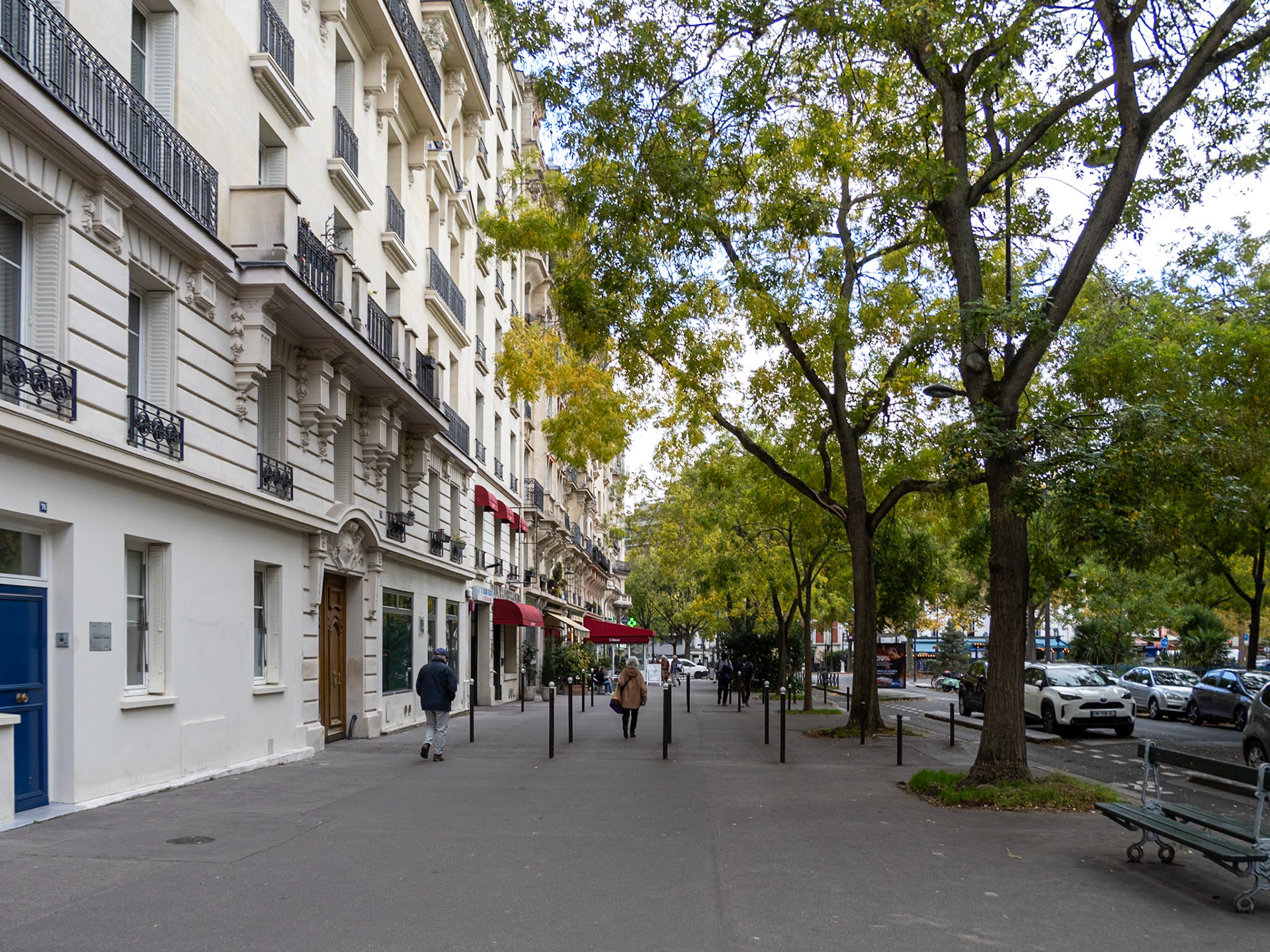 Walking to the metro station [Paris, Île-de-France, France]