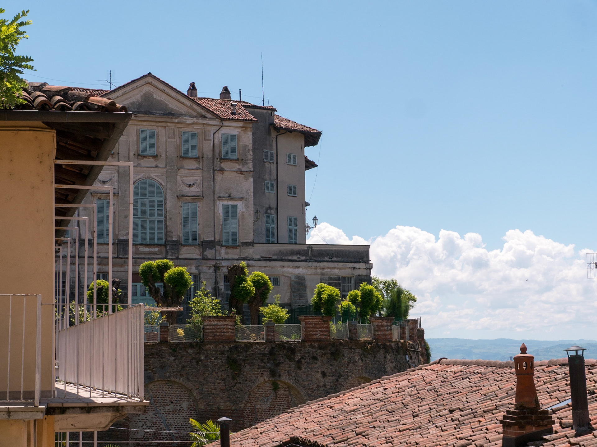 Every one of these hill towns has some kind of mansion or castle [Sommariva Perno, Piemonte, Italy]