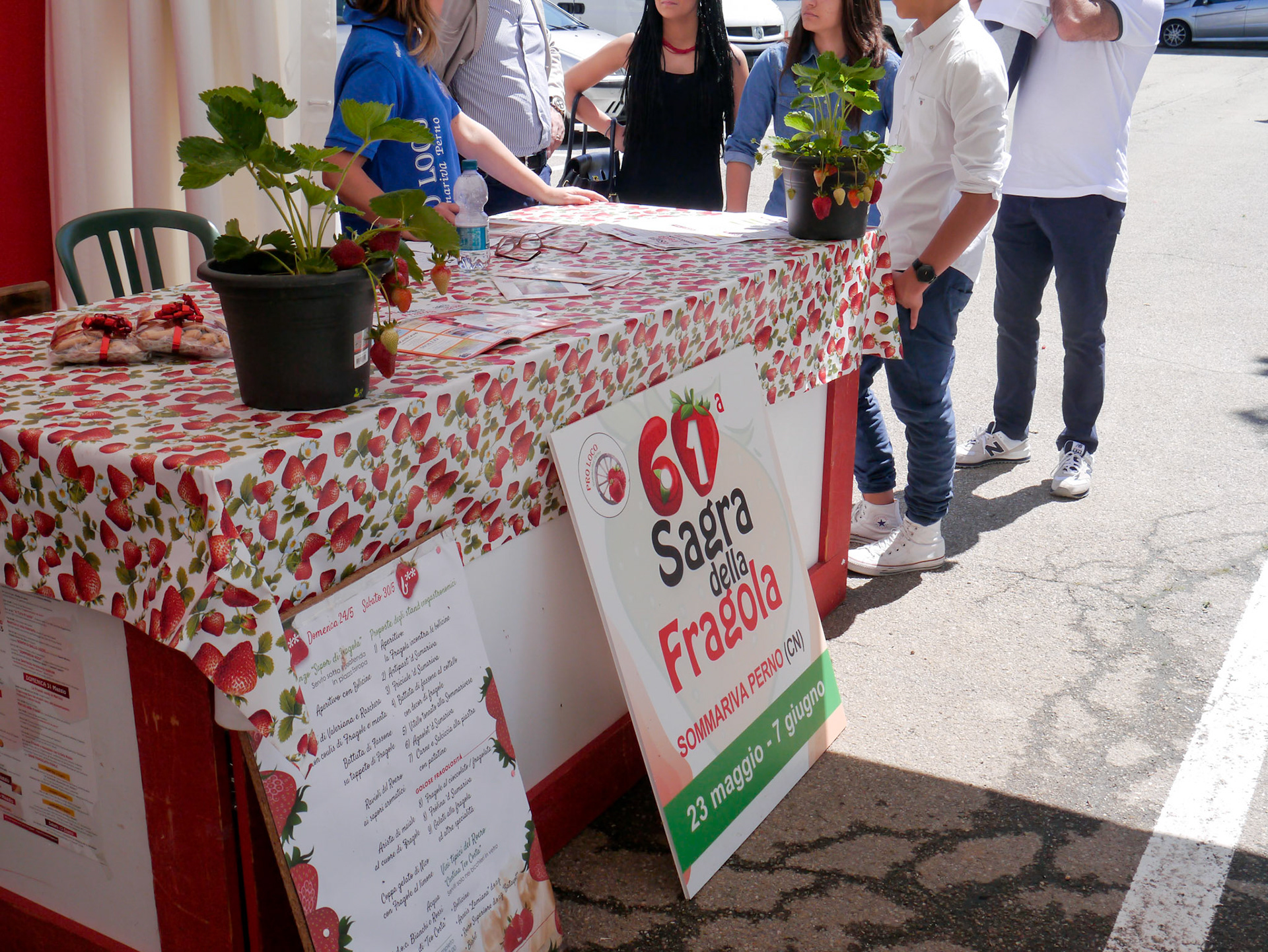 We arived in the middle of the strawberry festival! [Sommariva Perno, Piemonte, Italy]