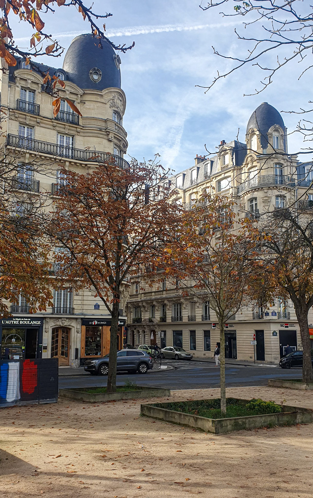 Our walk to the Metro was full of stuff to look at [Paris, Île-de-France, France]