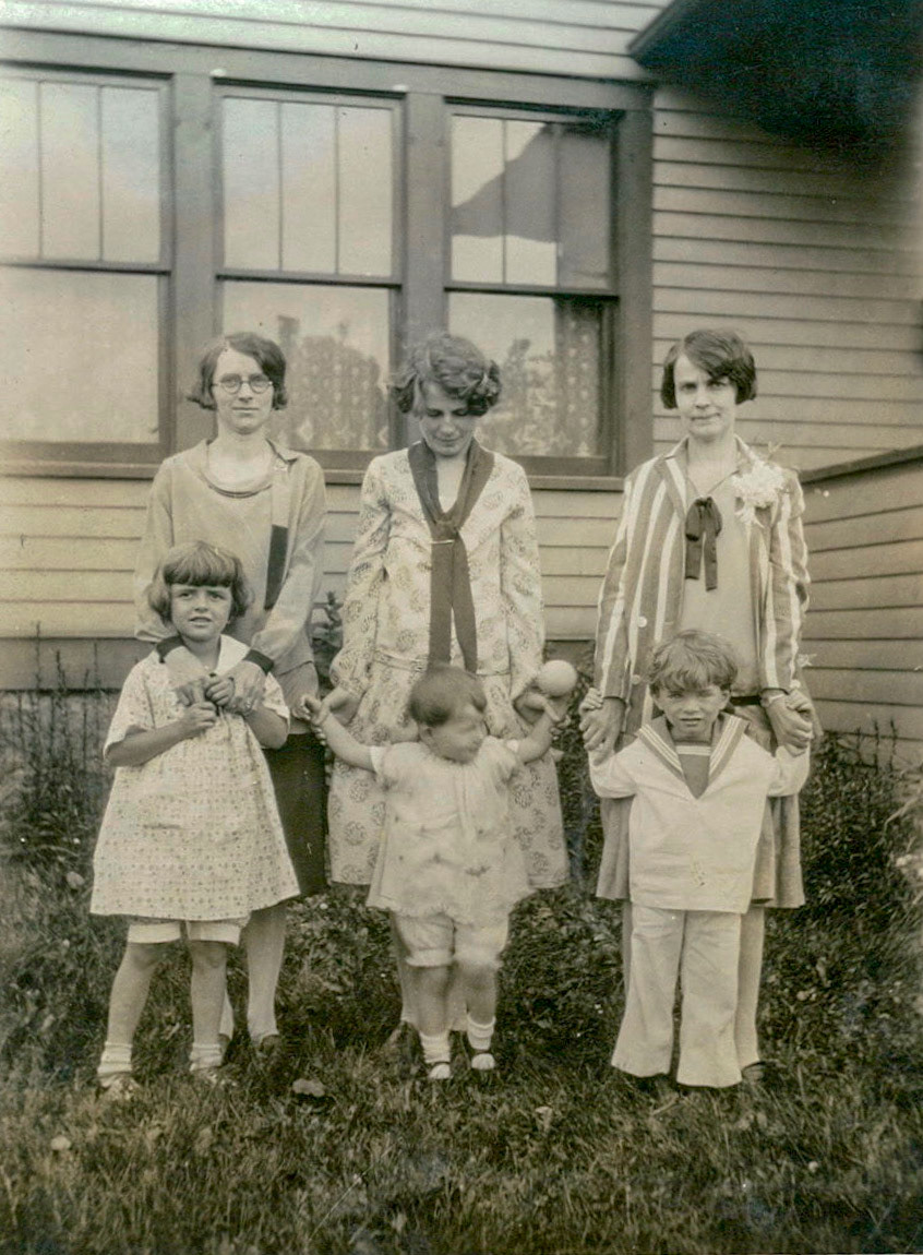 PHOTO IDS SUSPECT Elsie Rudolph, Frieda R Rudolph, Iva Rudolph, (F) Norma Dunbar, unknown, Duane Rudolph
