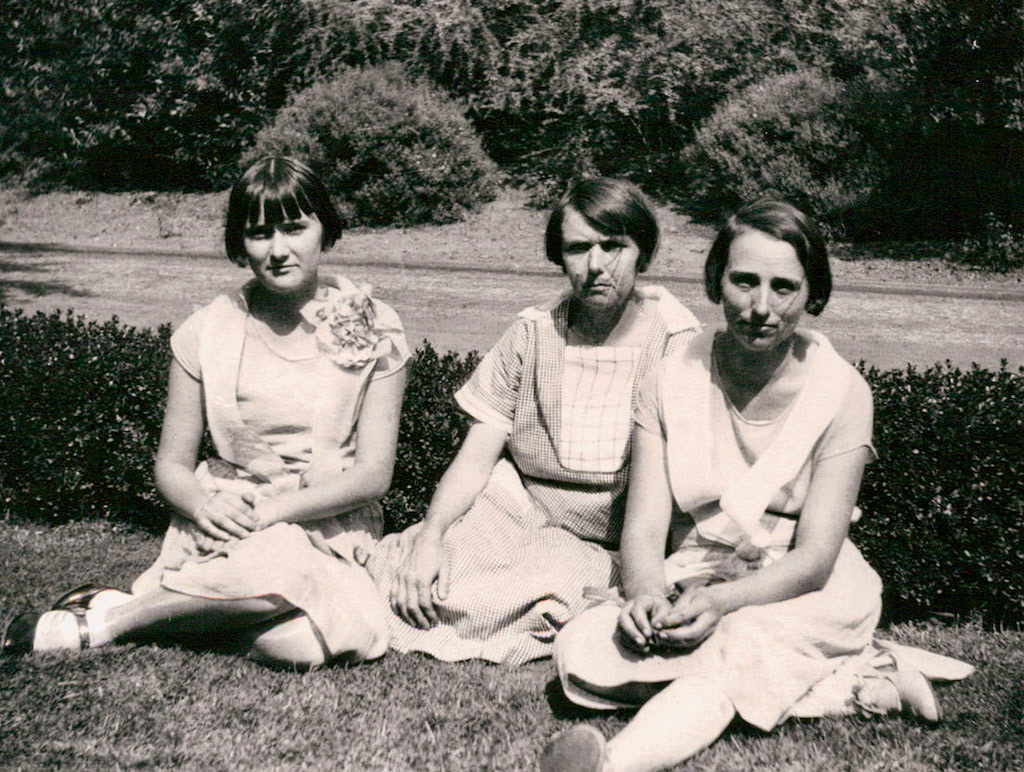 Bessie Garrett, Laura Simmons, Laura Garrett