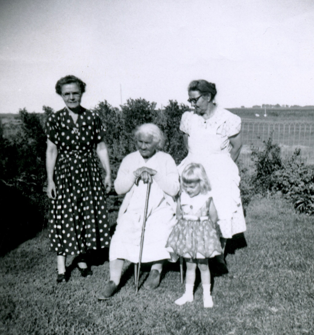 Tillie Wiese, Wilhelmina Muller, Lydia Wiese (F) Ruth Newman c 1955
