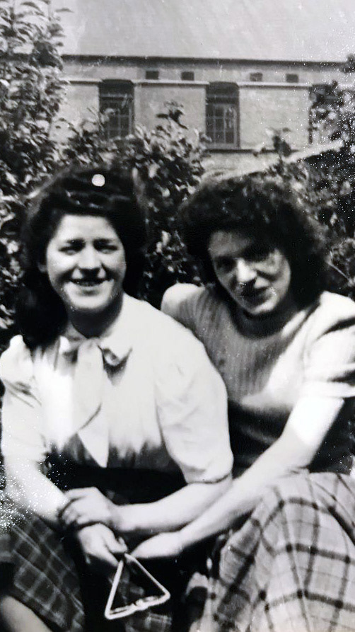Mona (left), Nono (right)
