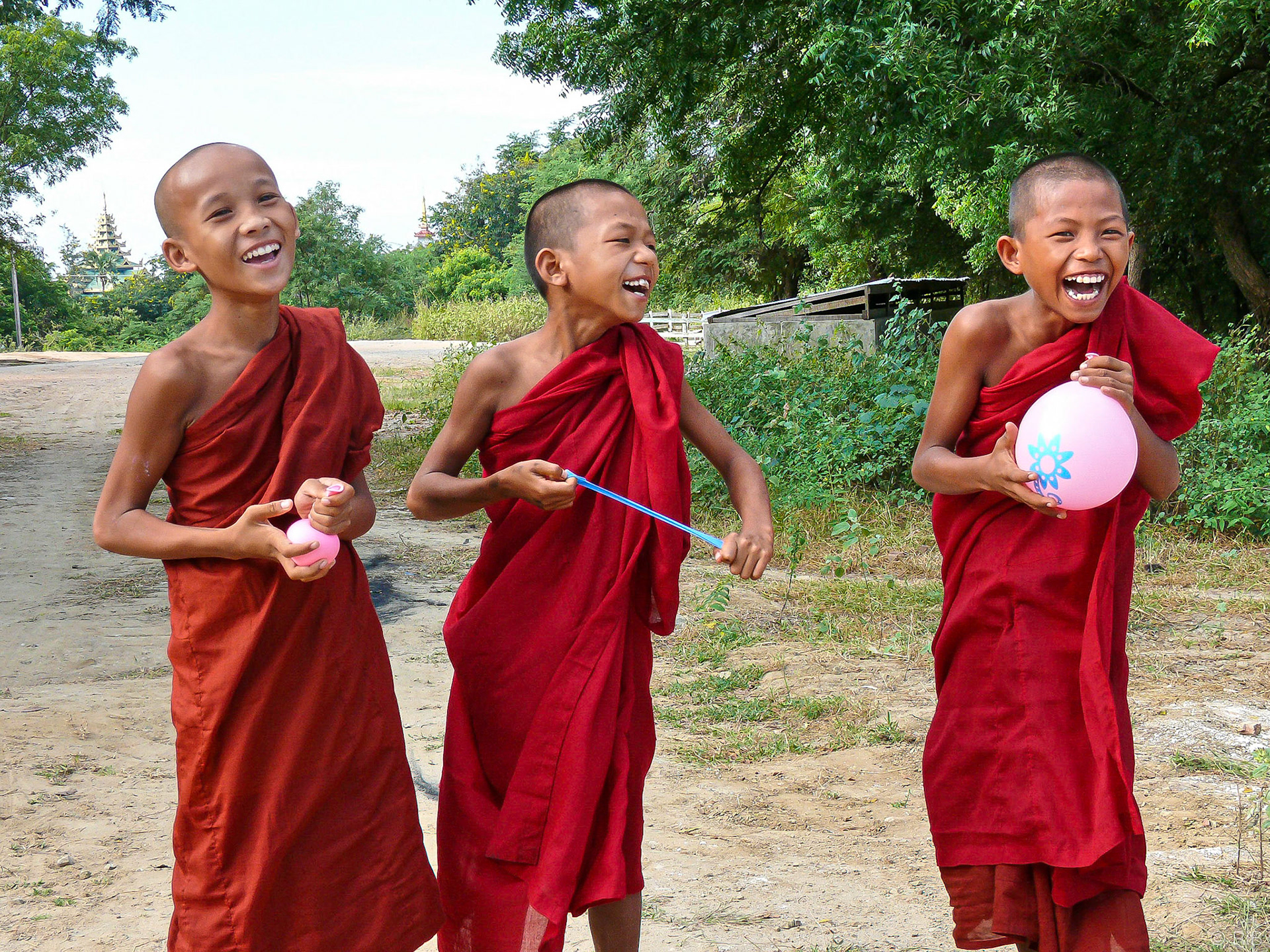 Happy monks - Myanmar (2006)