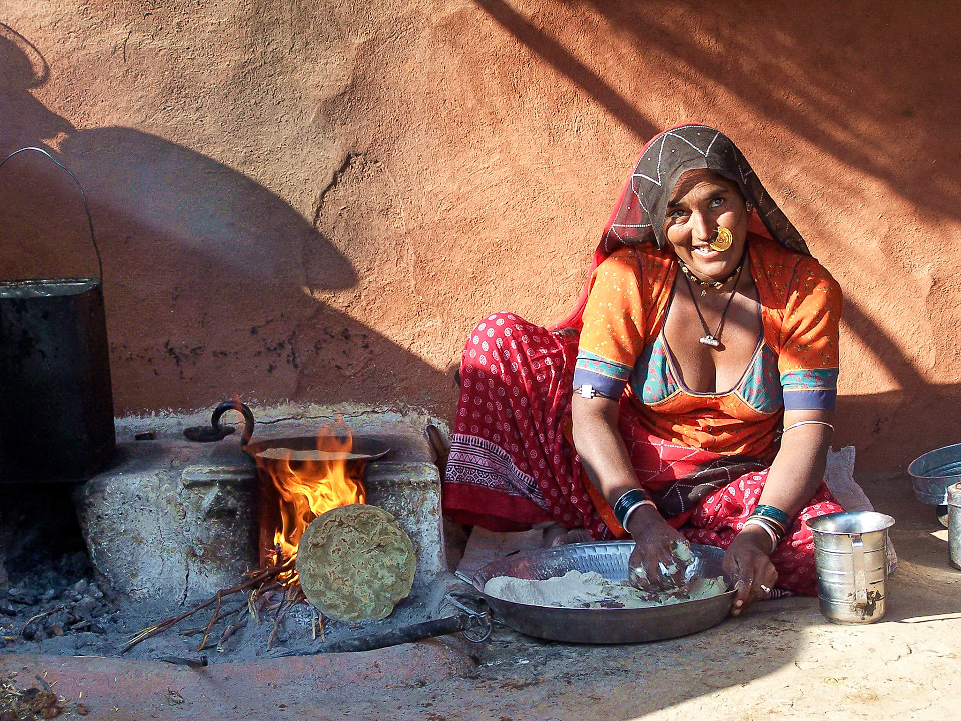 Woman baking bred - Rajasthan, India (2003)