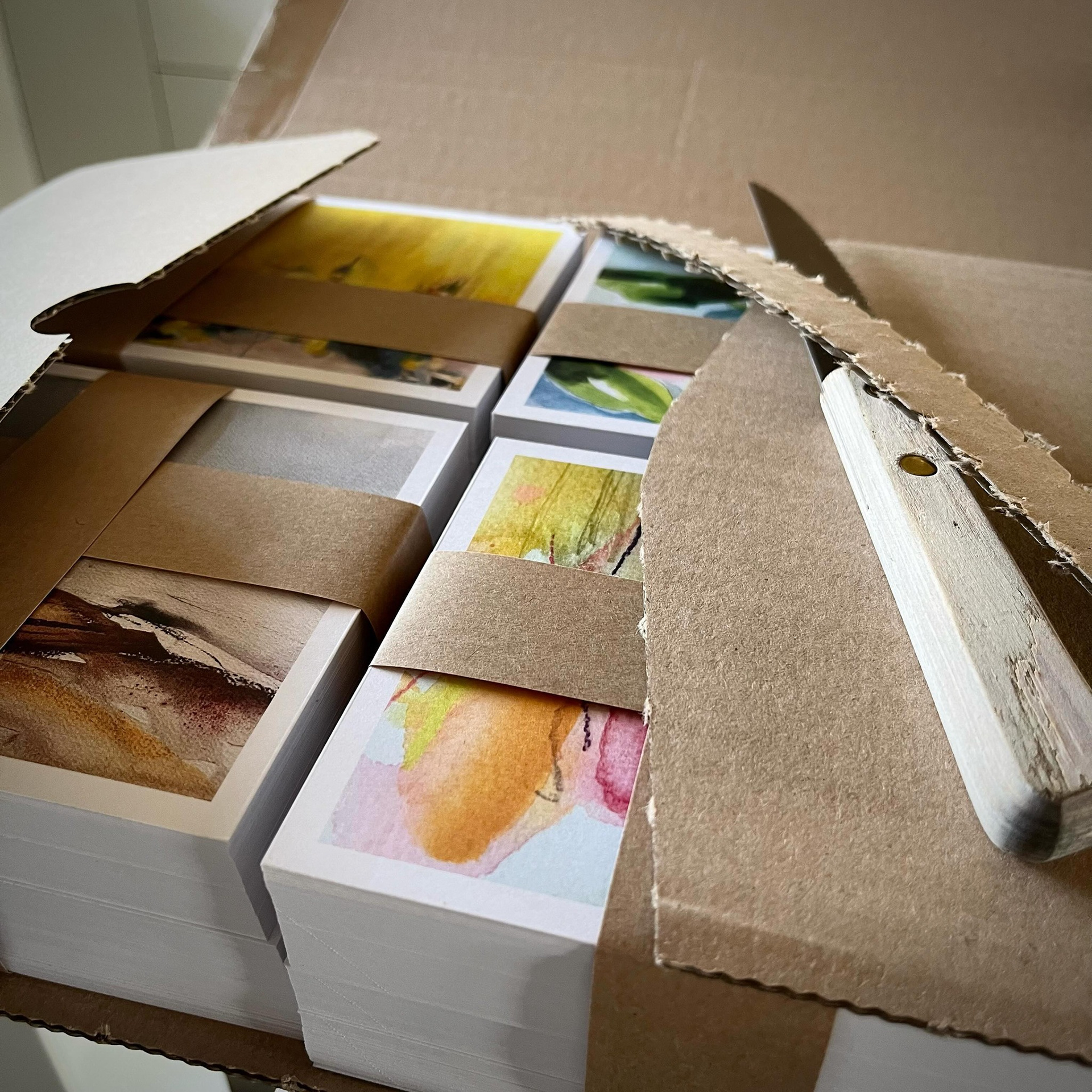 Postkort A6 trykt på super lækkert kraftigt 400 gsm offset papir - har enkelte kort tilbage i dette format (105 x 148 mm), spørg ved interesse.