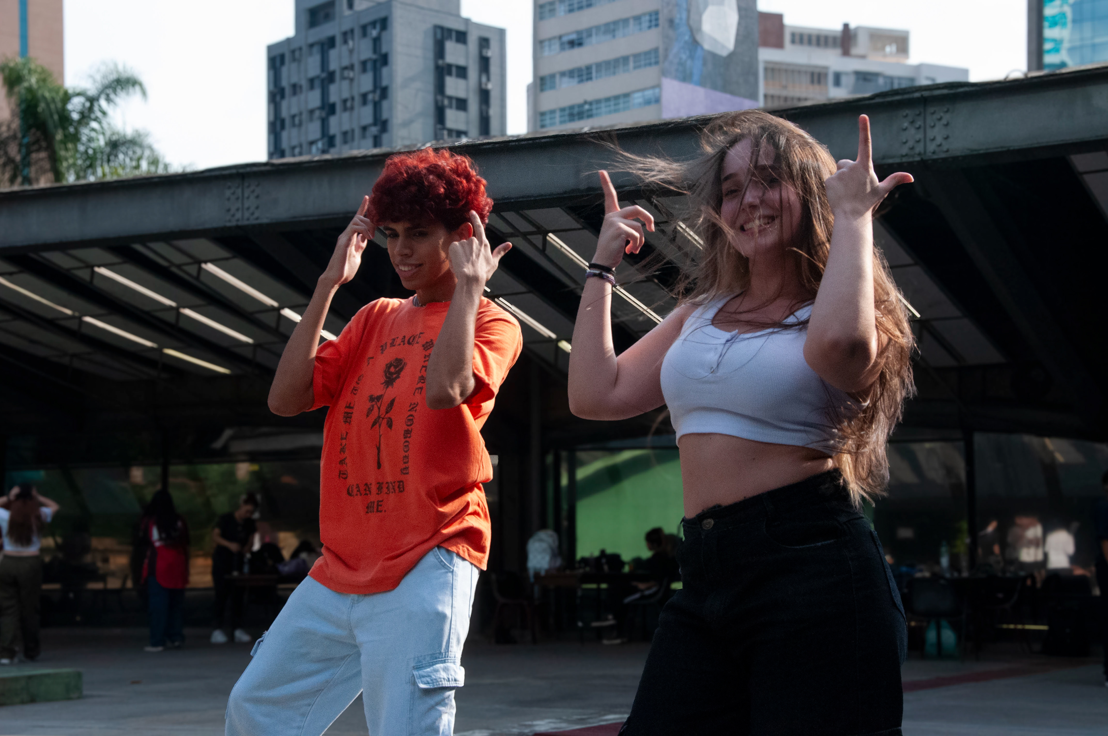 O K-pop se destaca como o ritmo mais popular do centro, diferentes pessoas ensaiam coreografias novas e antigas dos mais diversos grupos. Além do treino, a maioria grava a dança e publica nas redes sociais. Foto: Natália Perez..