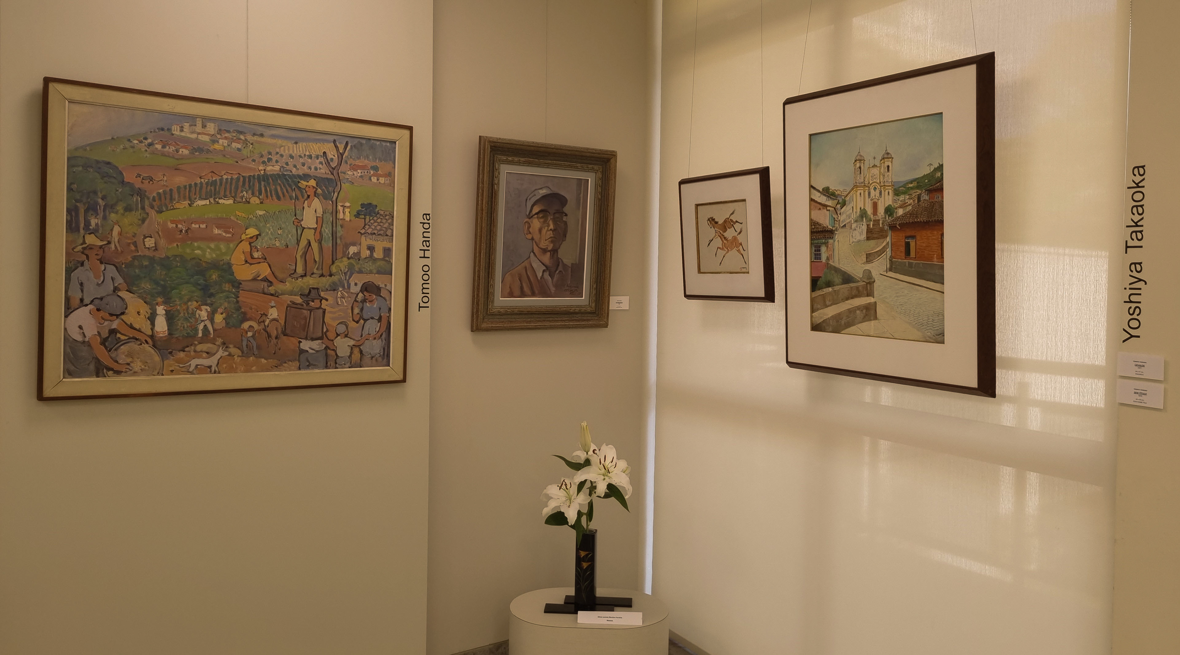 Pinturas de Tomoo Handa e Yoshiya Takaoka na entrada da exposição. Foto: Natália Perez.