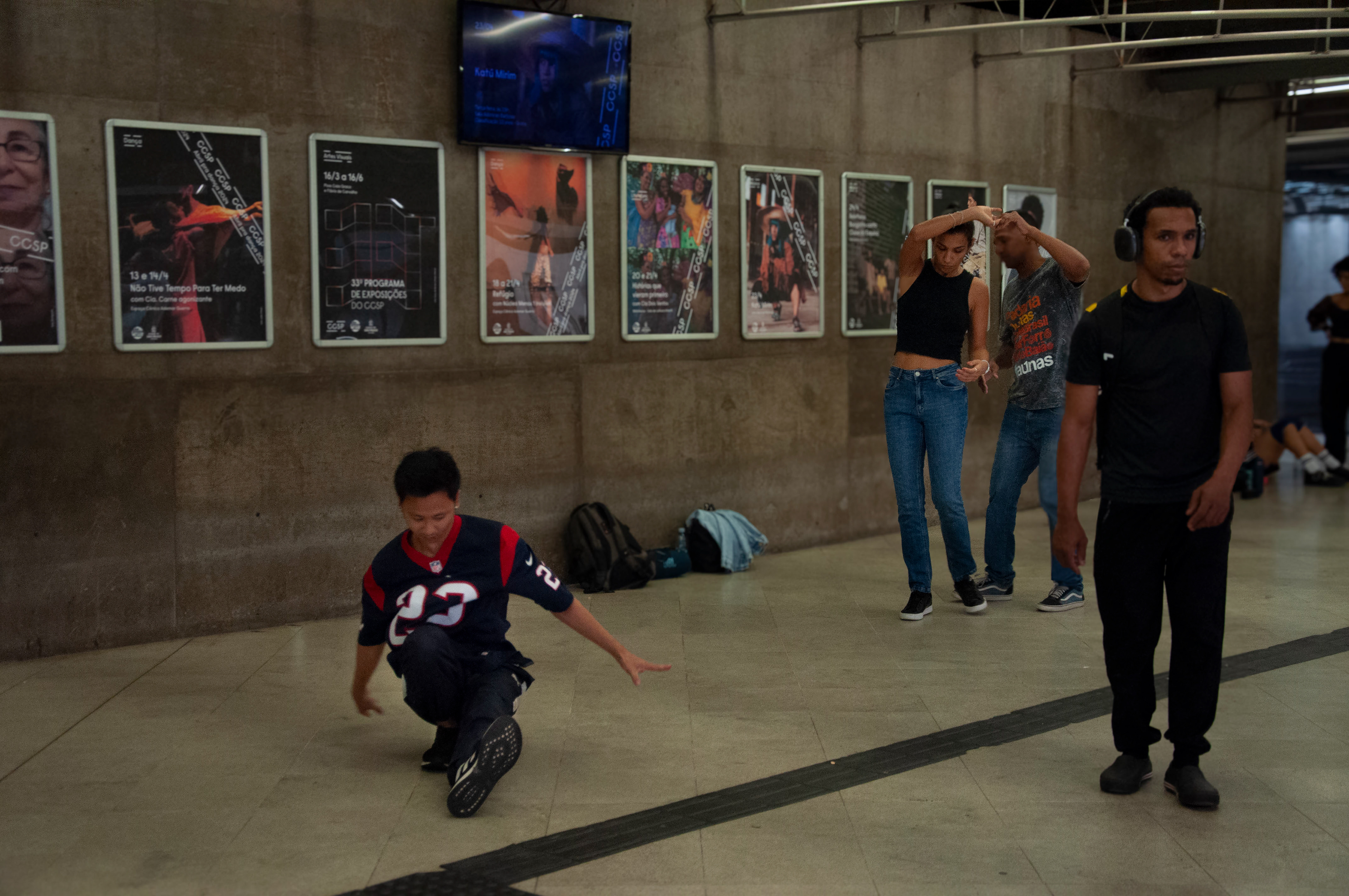 Um homem dança com movimentos ágeis e força, um casal com calma e suavidade e um homem alheio a ambas com seu fone de ouvido como representantes dos ritmos do Centro Cultural da Vergueiro. Foto: Natália Perez.