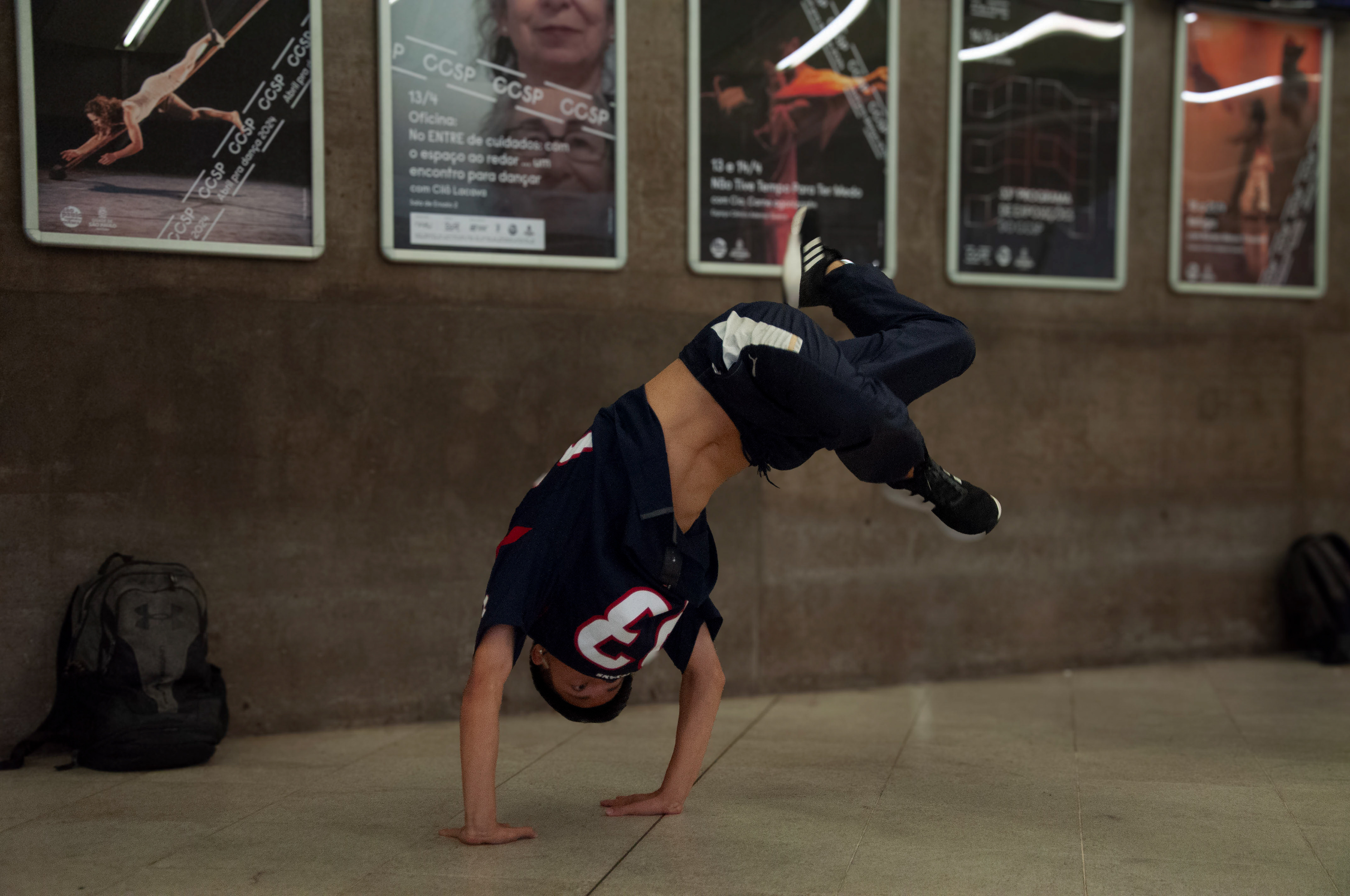 Famoso por suas poses acrobáticas no chão,  o “Breakdance” nasceu na década de 1970 como parte do estilo de rua afro-americano Hip-hop. Foto: Natália Perez.