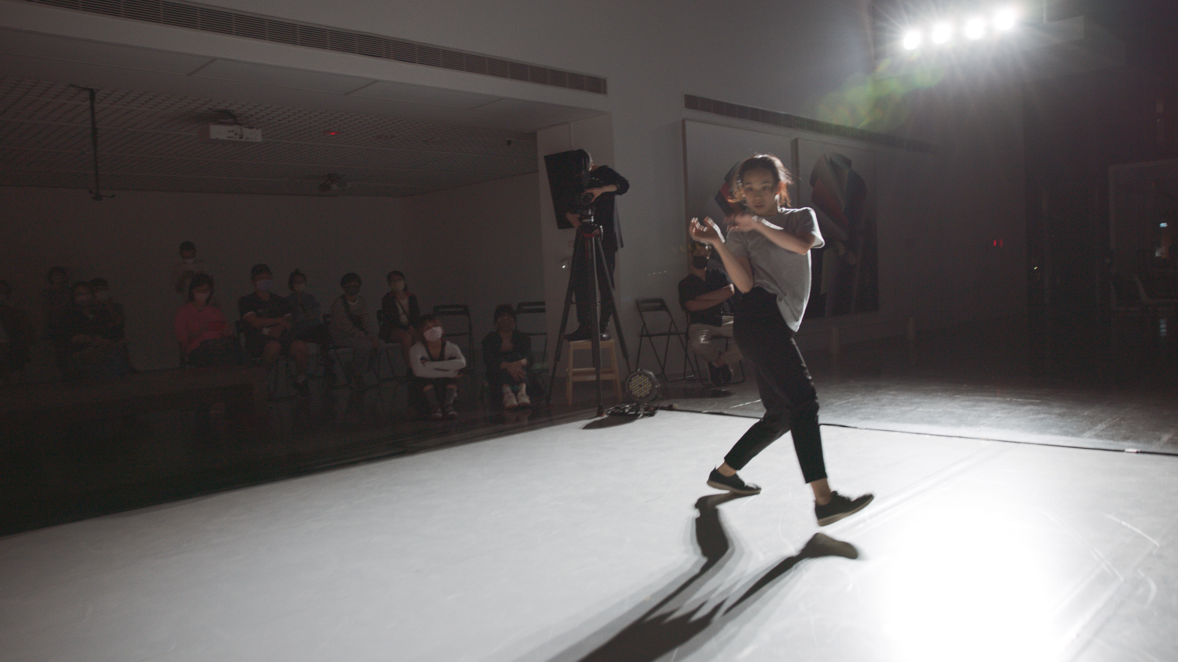 This is not a Dance Film, 2023, live performance at MoNTUE, 2022.11.19. Photo: 陳俊廷