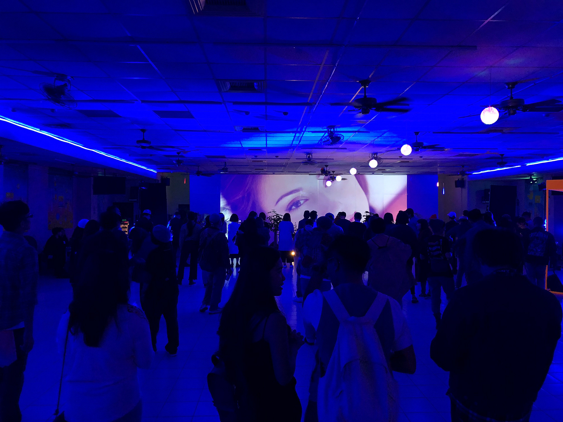 looking-at-camera, 2017, collaboration with Minelectro Inc.（民生電氣） & DJ DINDIN, 2017