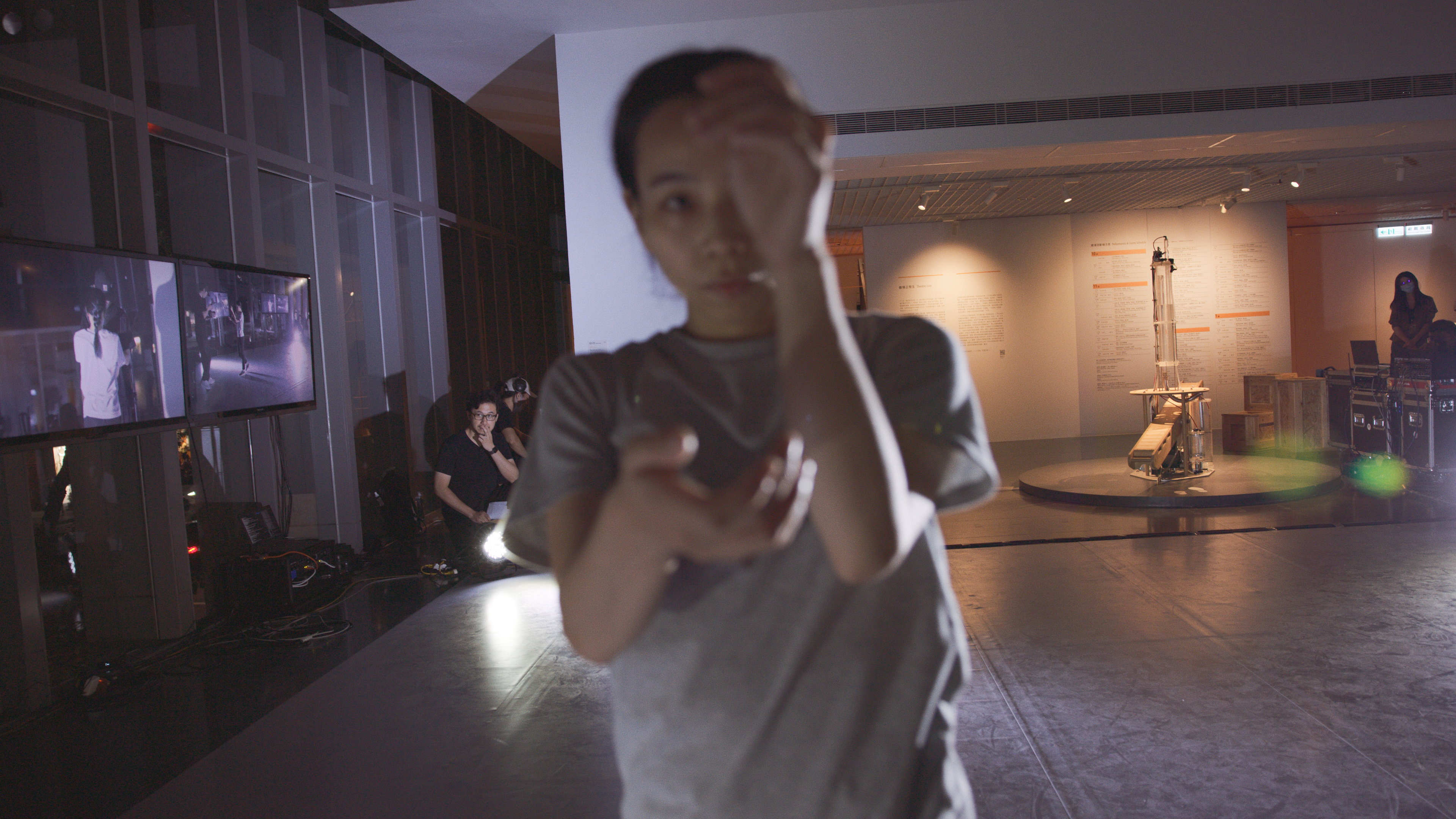 This is not a Dance Film, 2023, live performance at MoNTUE, 2022.11.19. Photo: 陳俊廷
