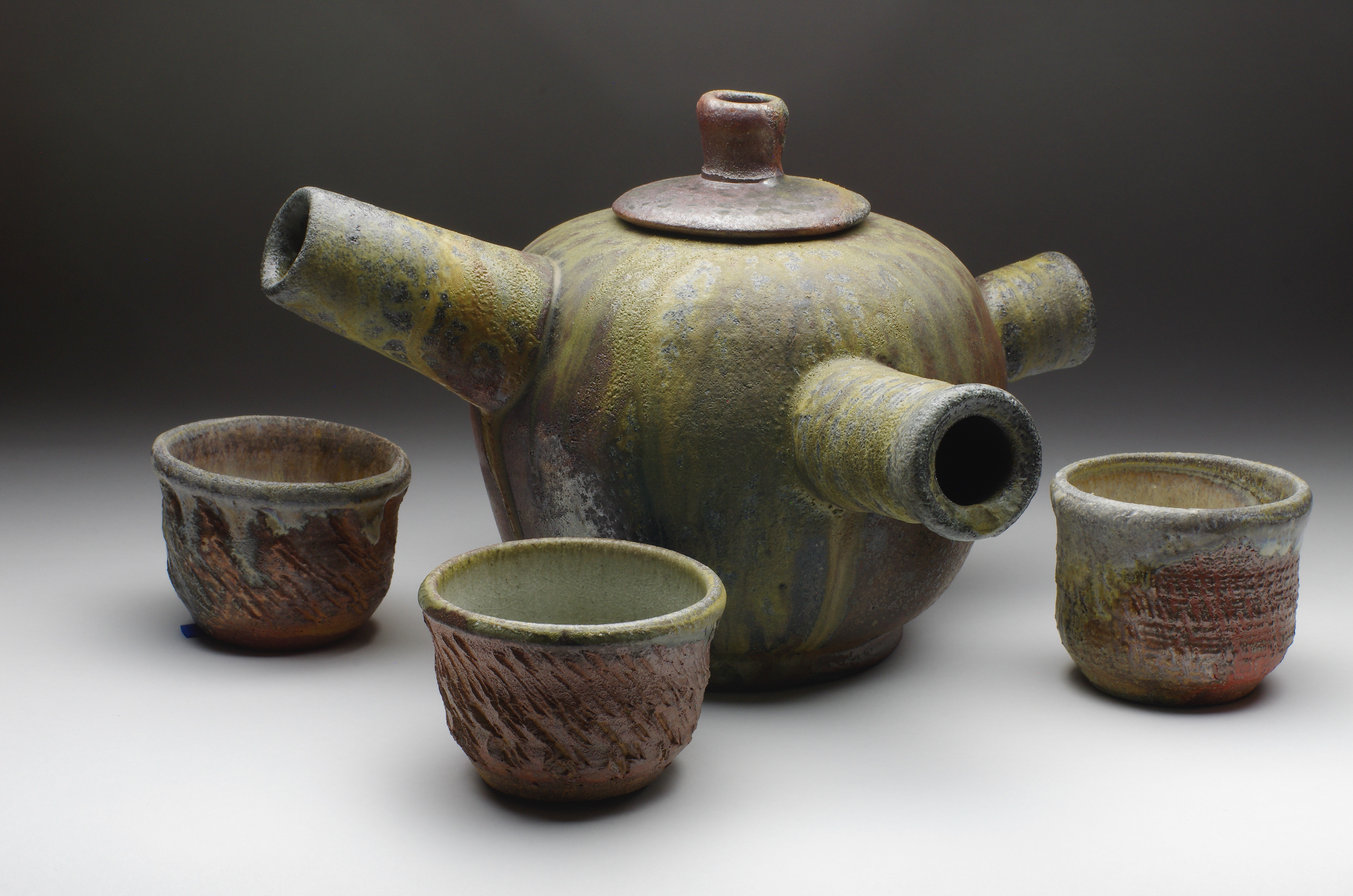 Teapot and tea bowls, one side