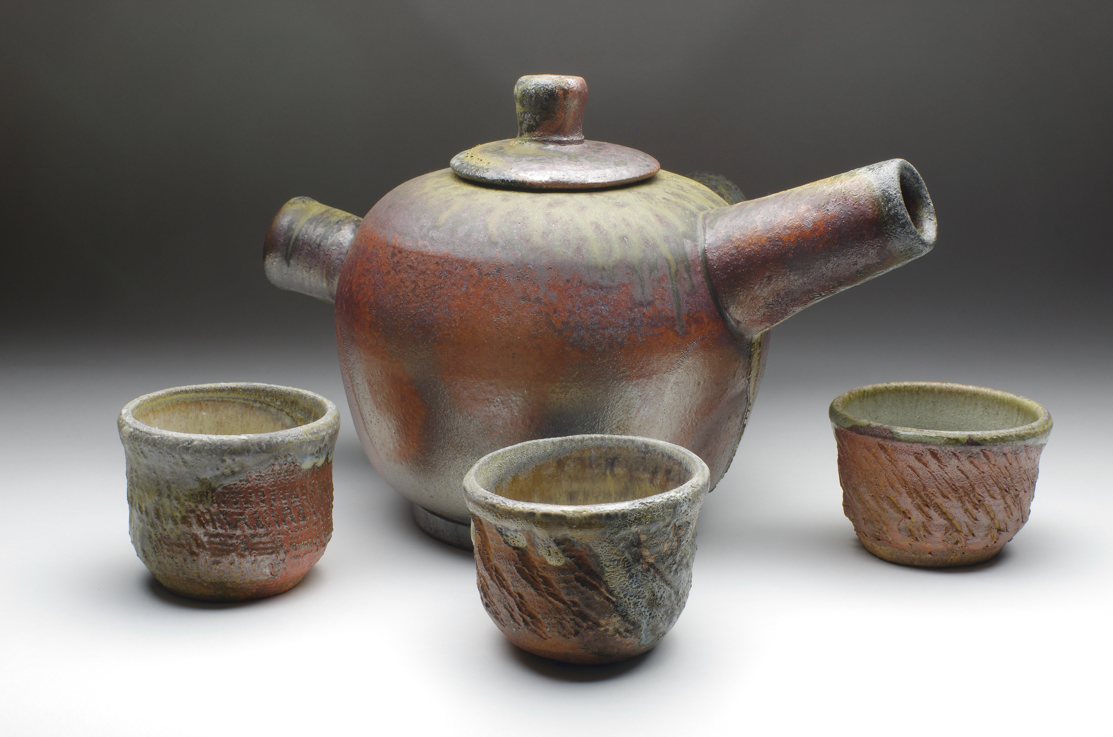 Teapot and tea bowls, reverse side