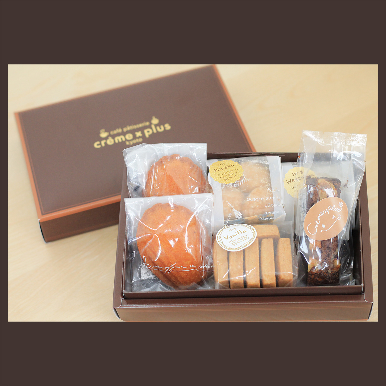 お菓子の箱とロゴシール(右側)