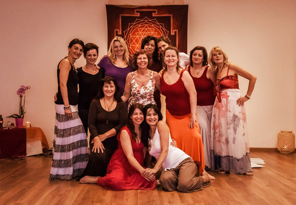 Tantra pre ženy v podobe Esencie Bohyne v Kladne v meditačnom centre Tara vedenej Ma Prem Vasudhou a Ma Prem Divyiou /doluv sede/ /www.esence- bohyne.cz/ Asistencia: Katka Čániová z Esencie bohyne na Slovensku. Toto foto Tomáša Fencla vzniklo na 3. module o posvätnej sexualite..
