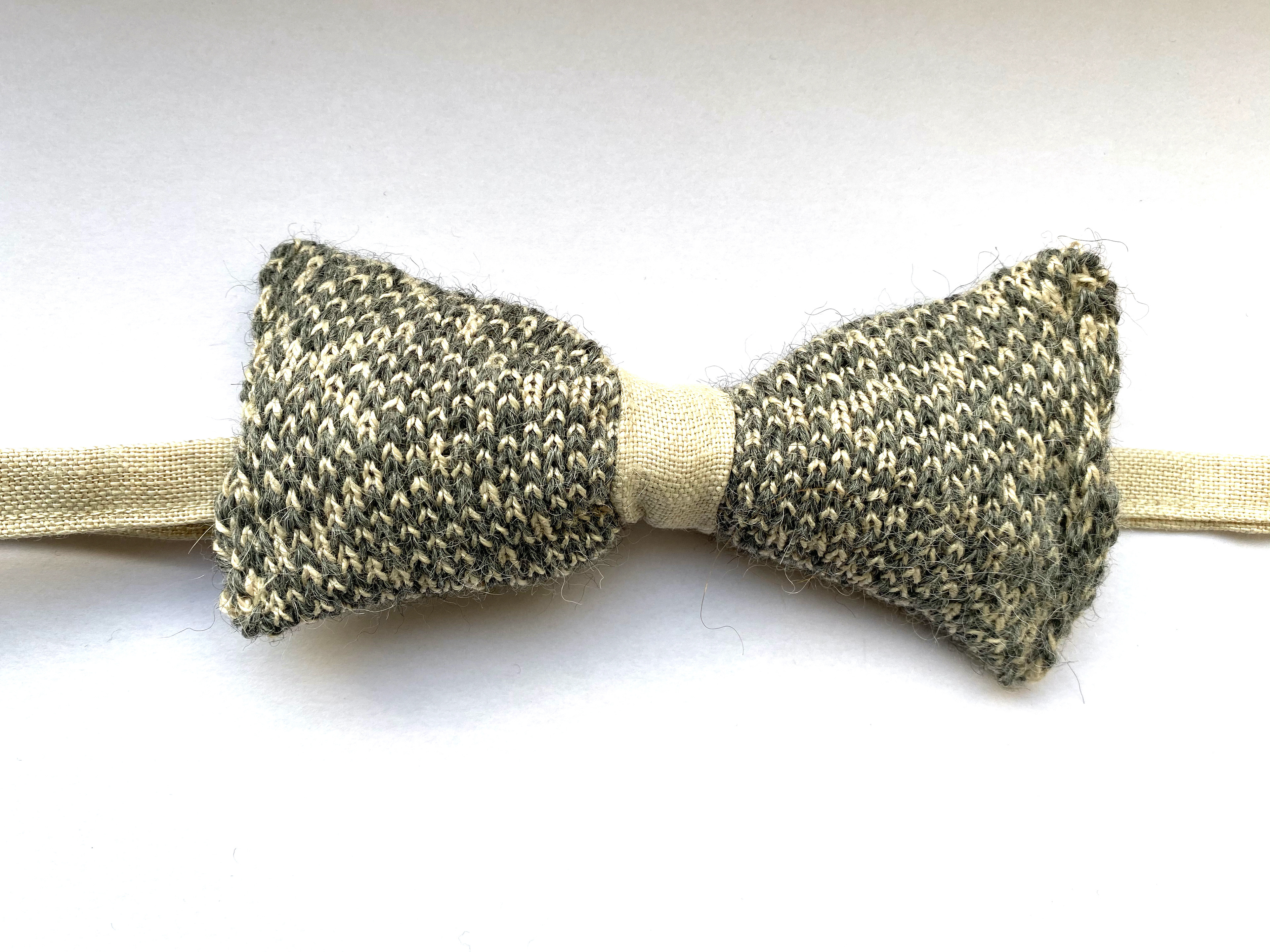 KnititUp vlinderdas grijs patroon gebreid