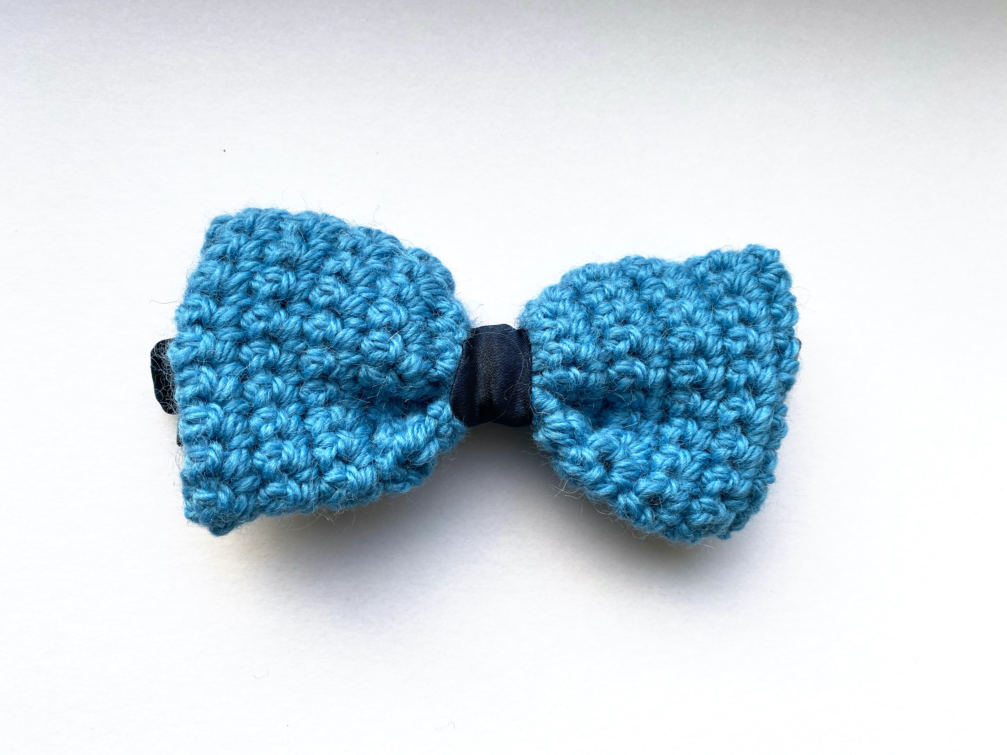 KnititUp vlinderdas licht blauw gehaakt