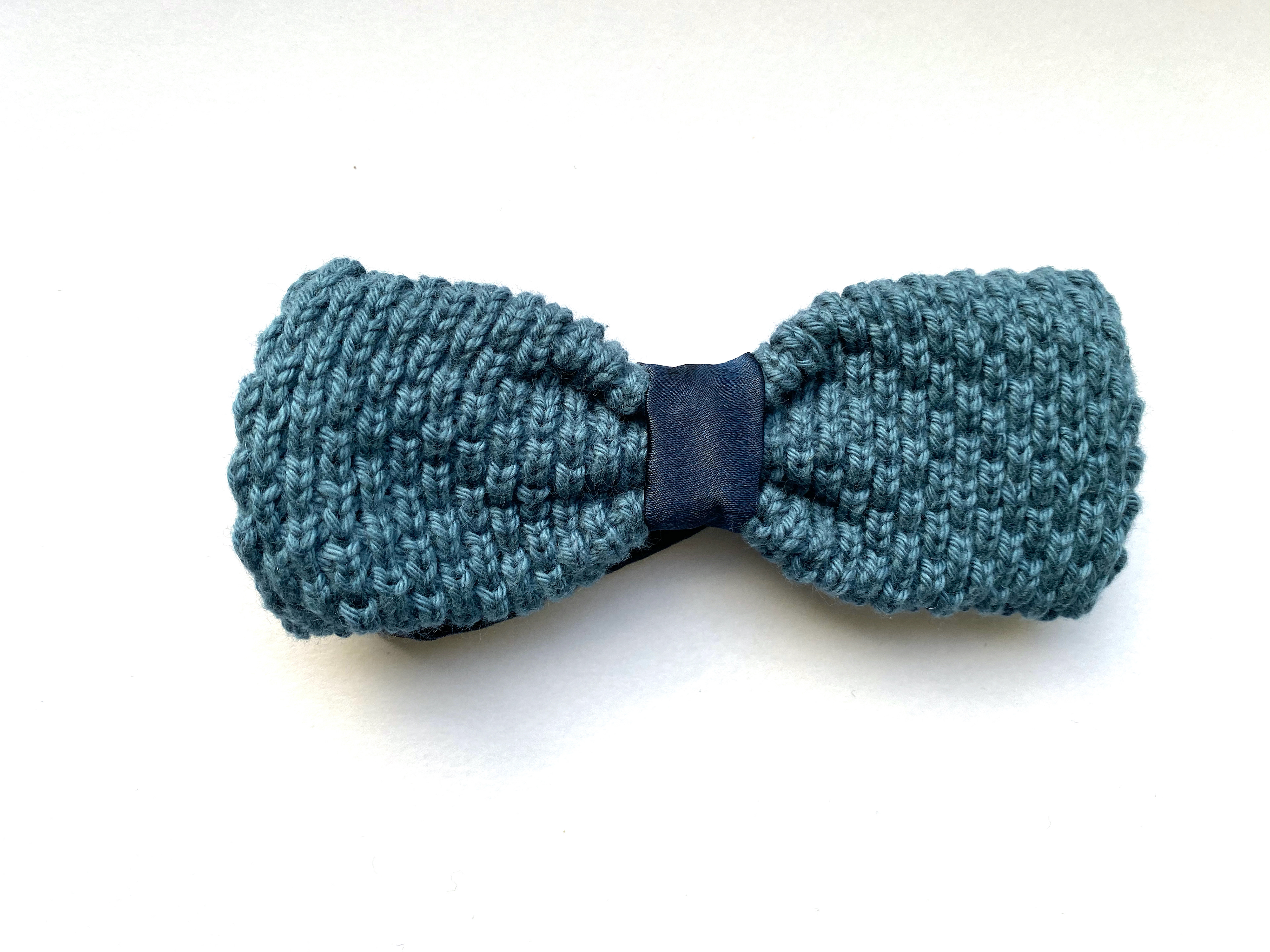 KnititUp vlinderdas blauw gebreid