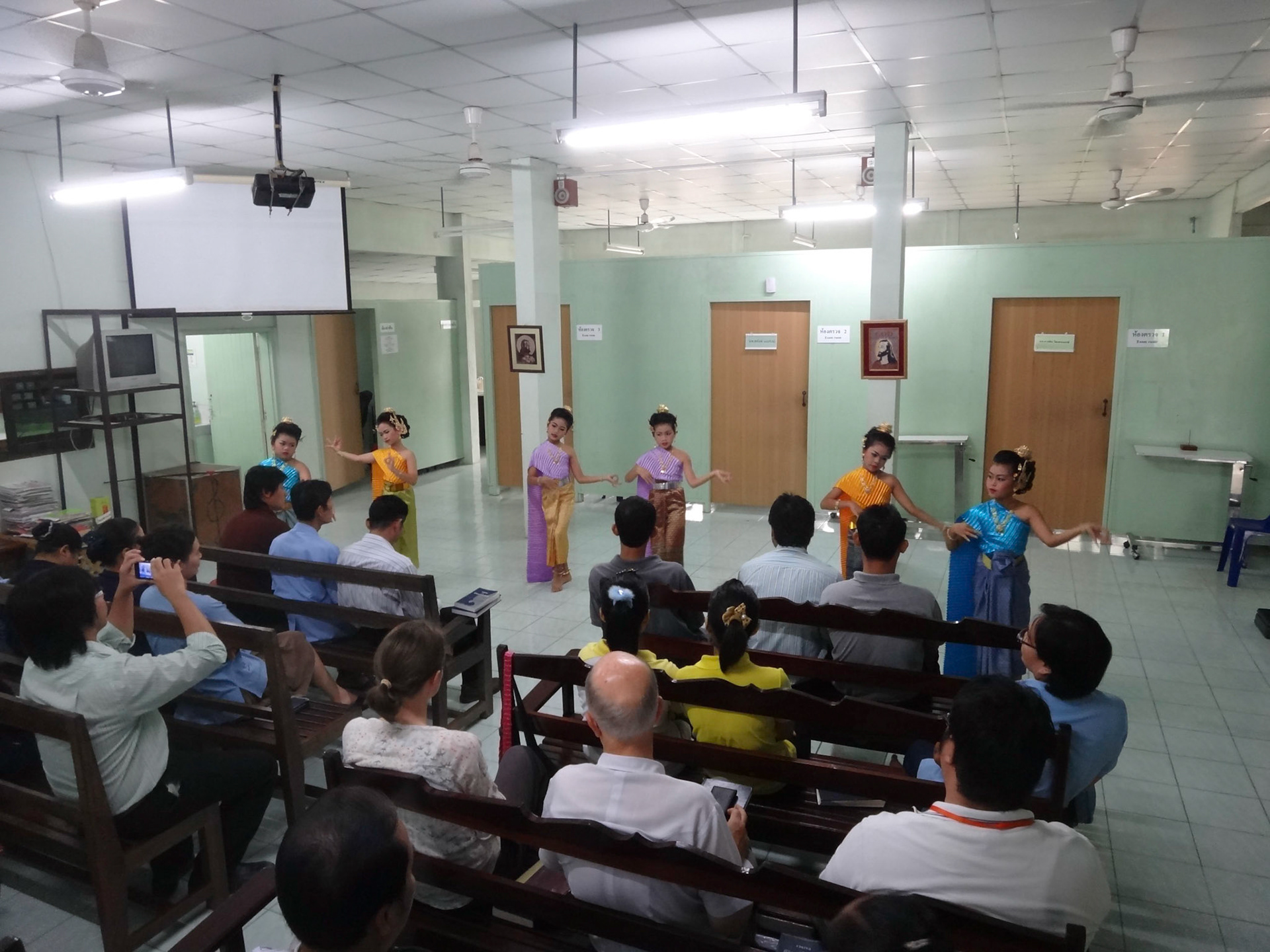 Thai dance performance on Mothers Day