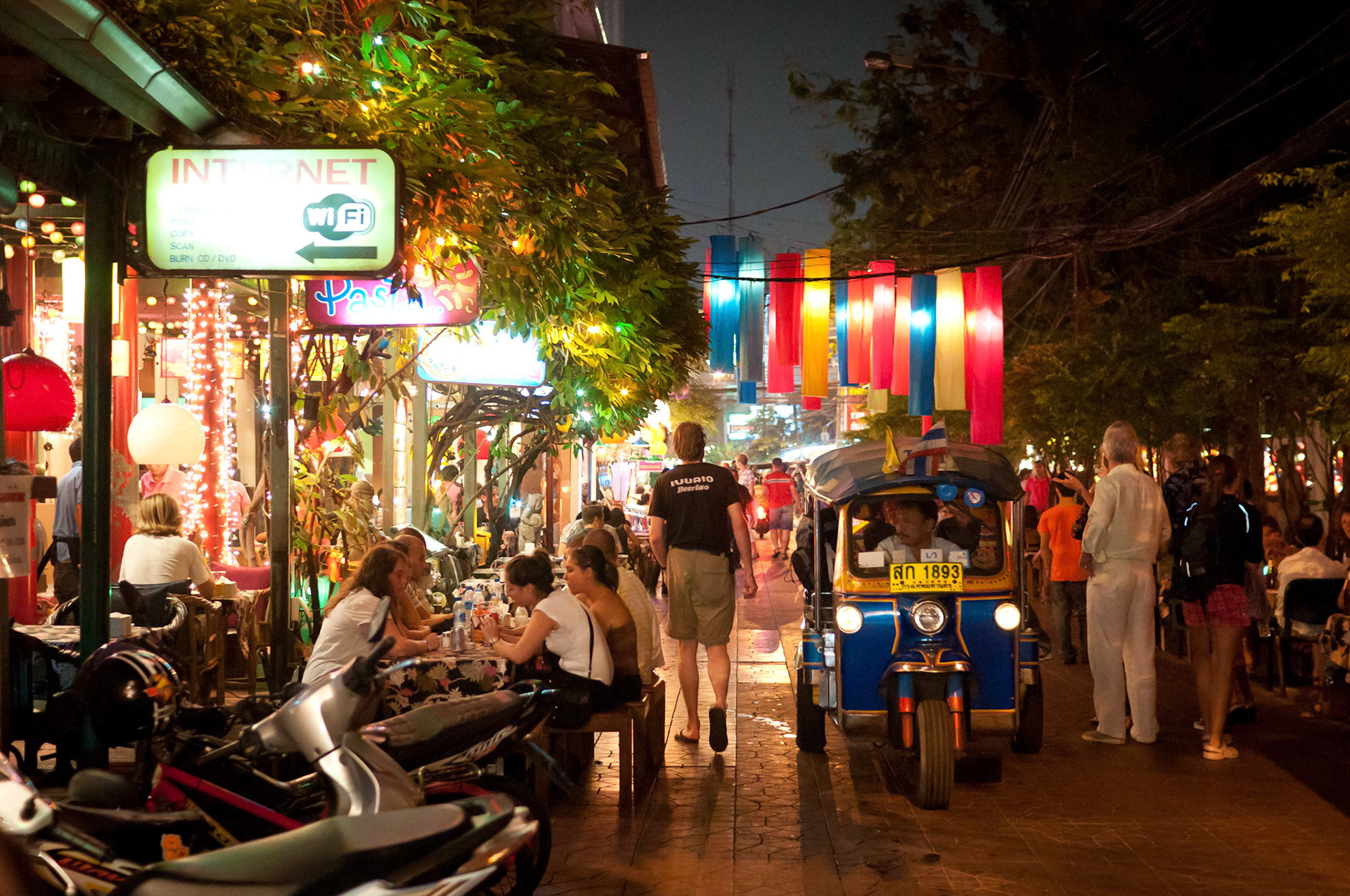 Nightlife in Soi Rambuttri, Banglamphu, Bangkok