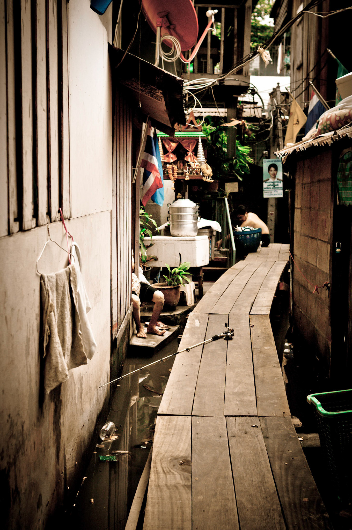 Life in a hidden alleyway above the water of the Chao Phraya river, 150m from the Grand Palace.