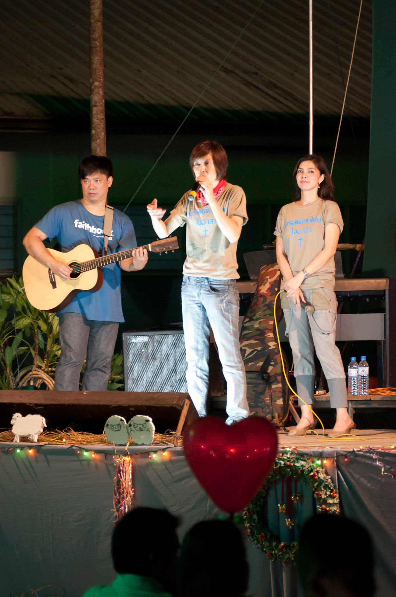 Anchalee Jongkadeekij and her group perform