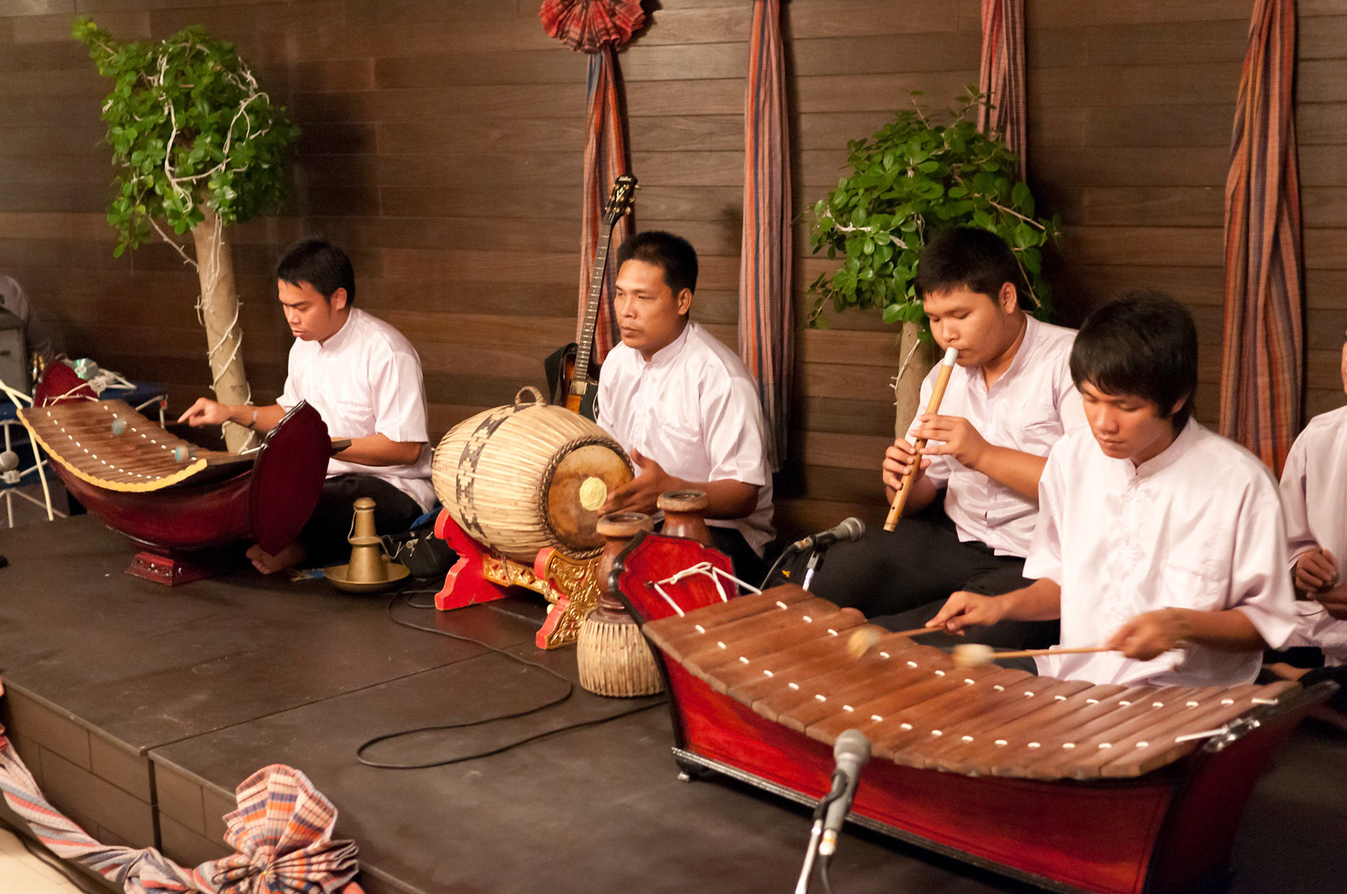 Thai banquet and dance night at La Flora