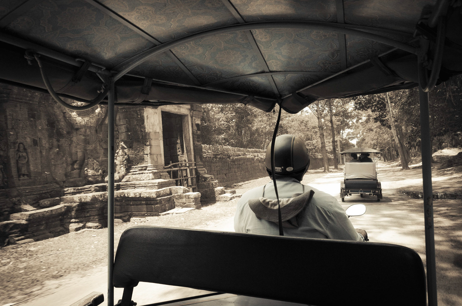 Passing Banteay Kdei in a remork