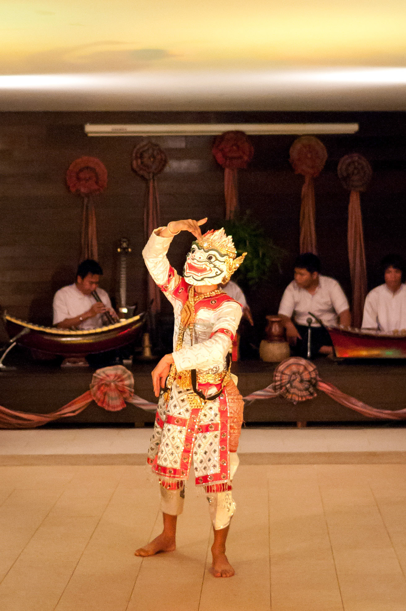 Thai banquet and dance night at La Flora