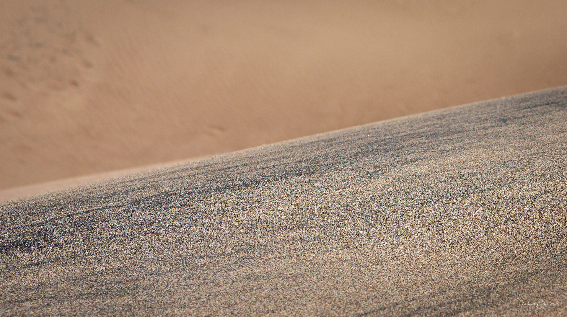 Textures and Patterns on the Dunes