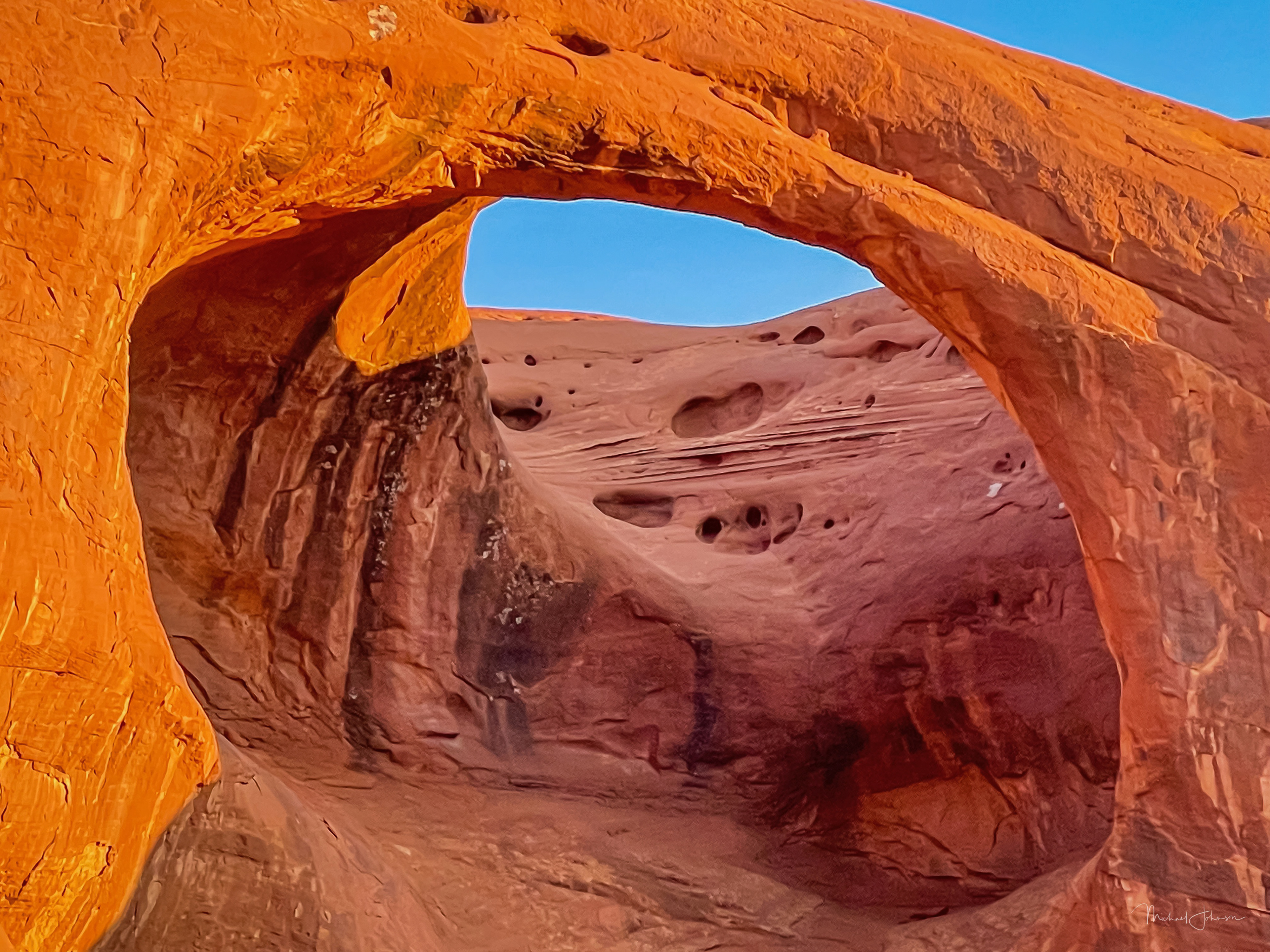 Monument Valley - Moccasin Arch