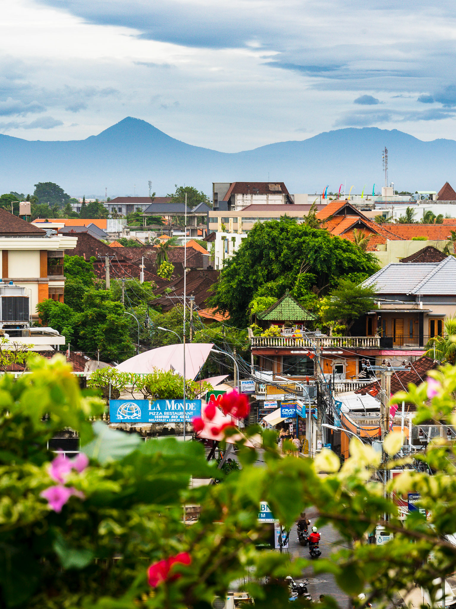 Vulknen vakar över Kuta på Bali