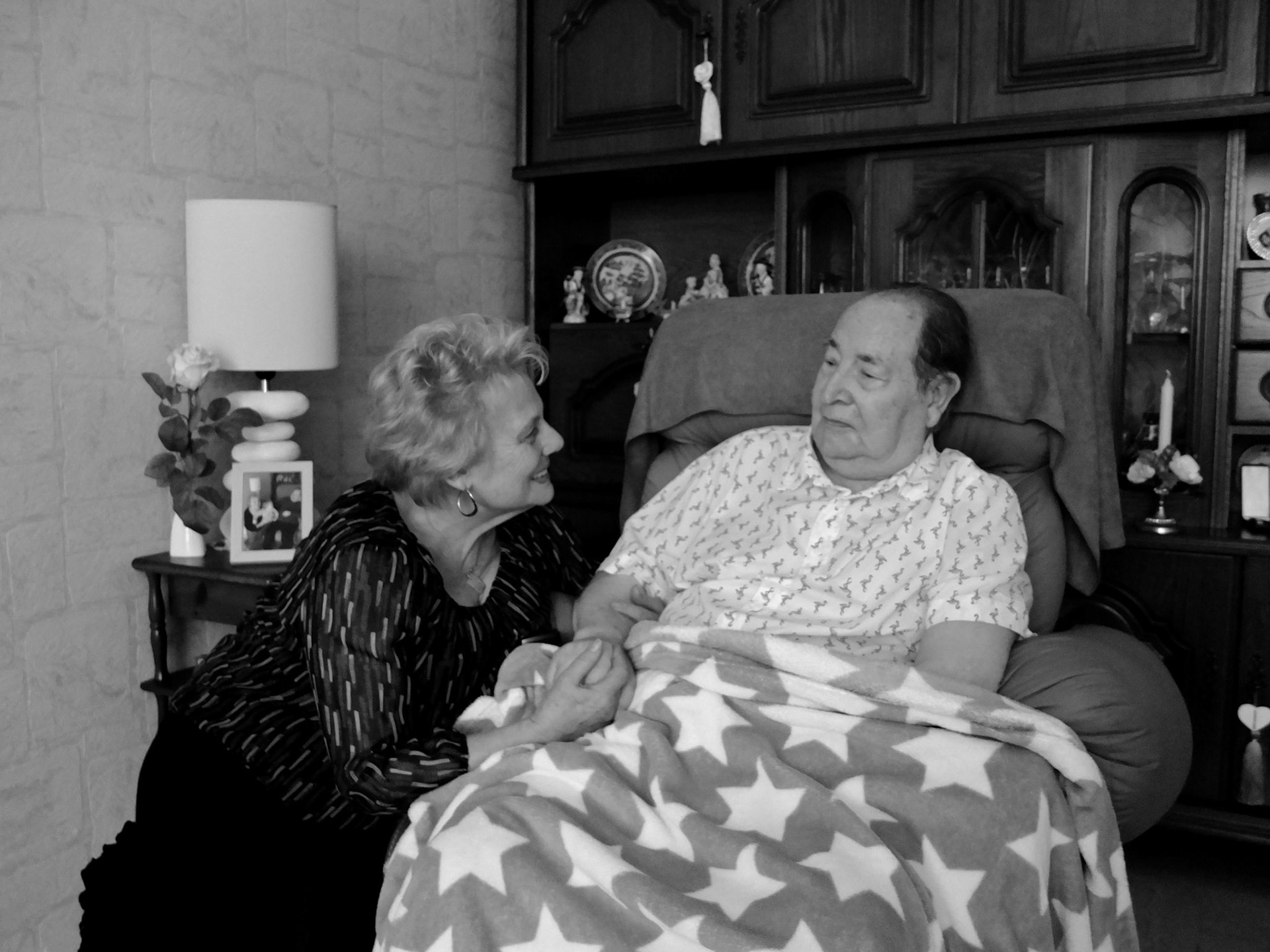 Serge a la maladie de Parkinson. Il est paralysé. Son épouse fait tout pour qu'il reste vivre auprès d'elle.