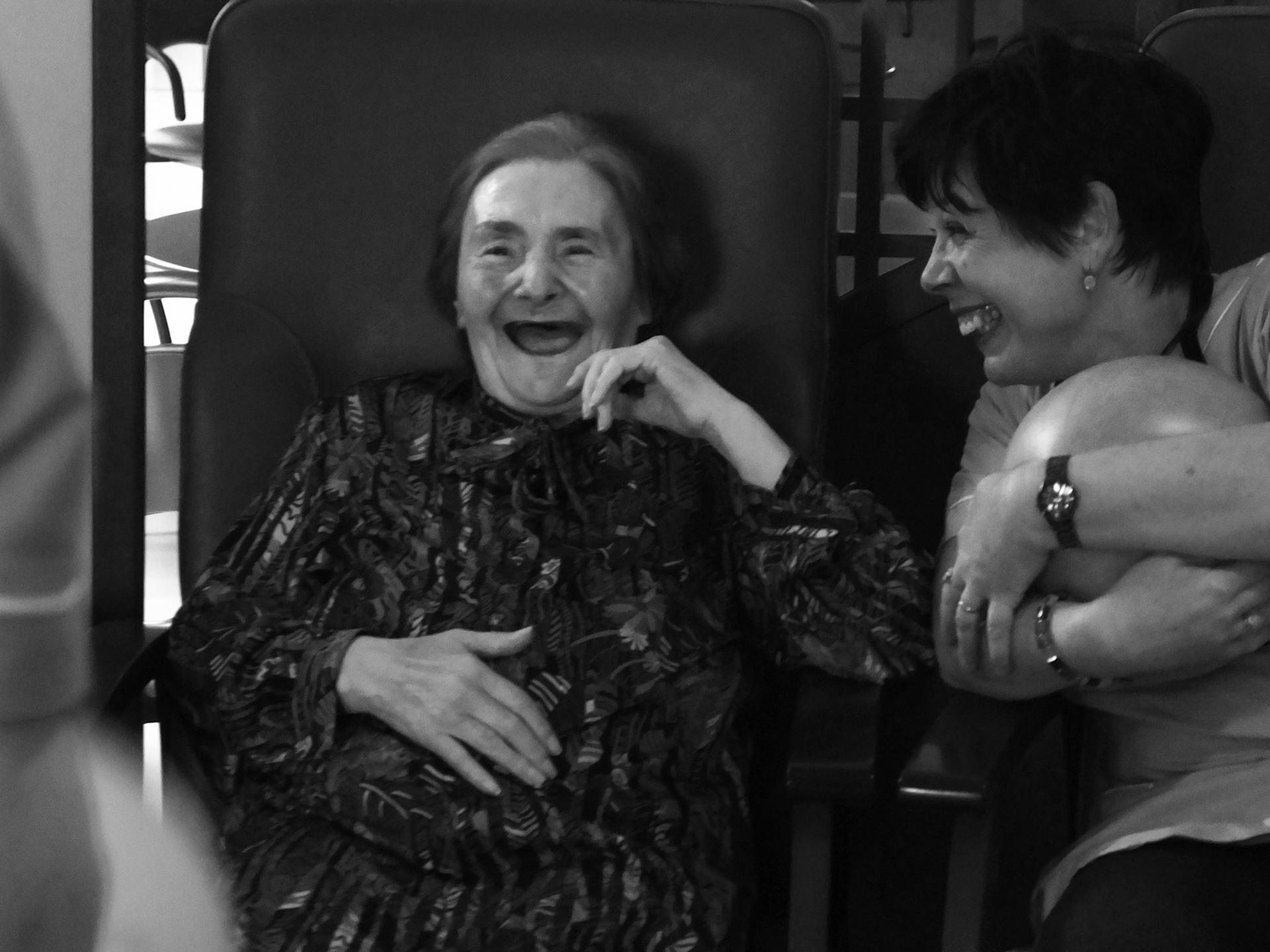 Marie vit en EHPAD au sein de l'unité protégée "Les vignes". Une séance de jeux de ballon. C'est l'après midi.