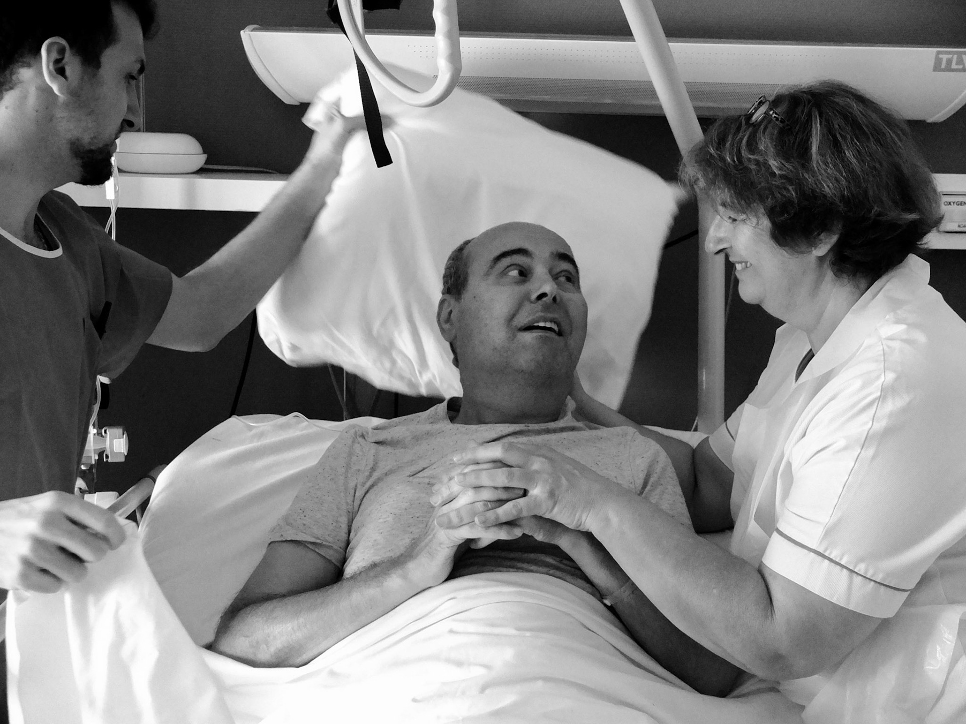 Le temps de la toilette en Unité de soins palliatifs. La blancheur des draps, la sincérité des gestes et des regards.