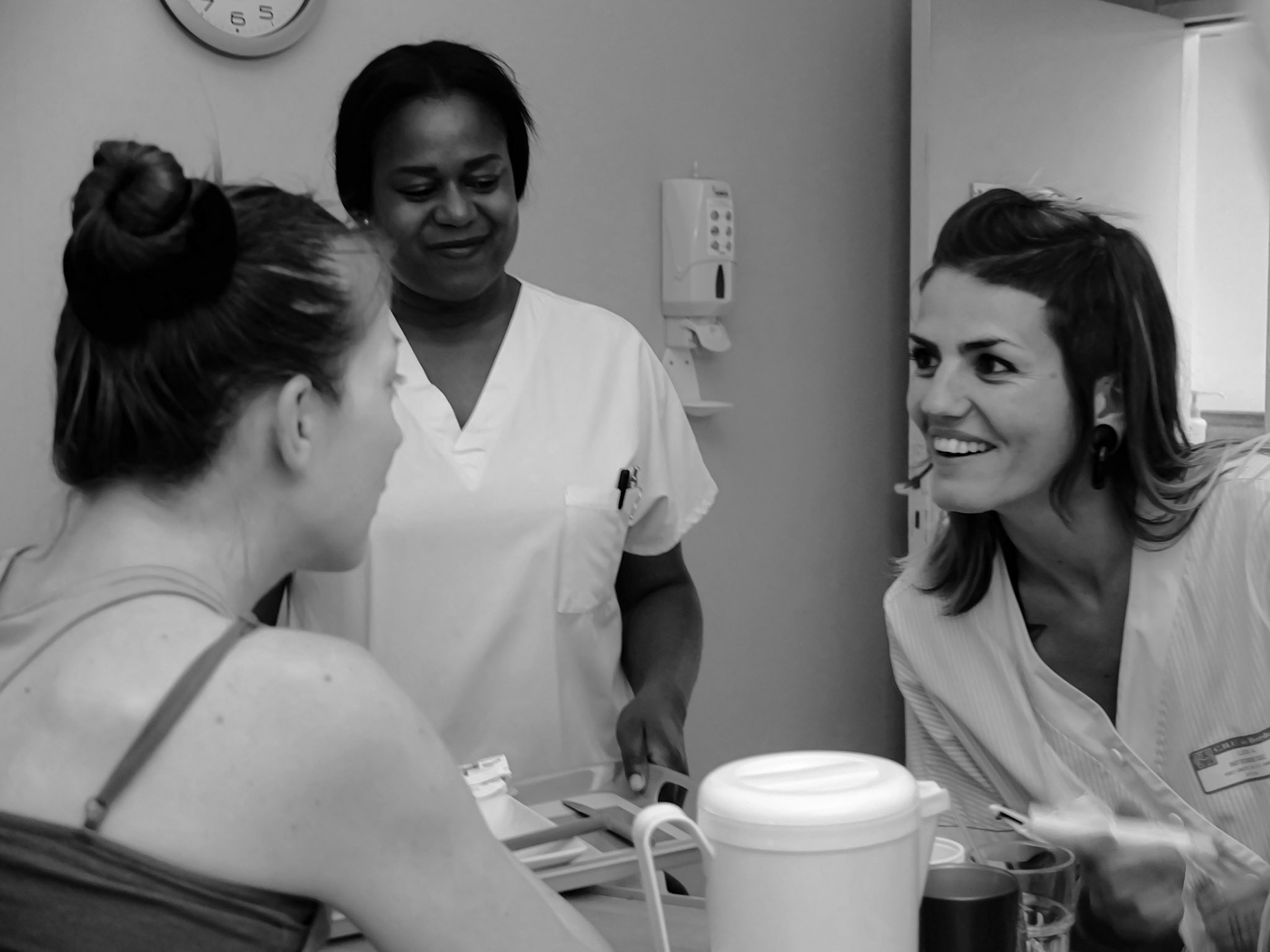Elodie discute avec les infirmières dans l'unité de soins palliatifs de l'hôpital Saint André.