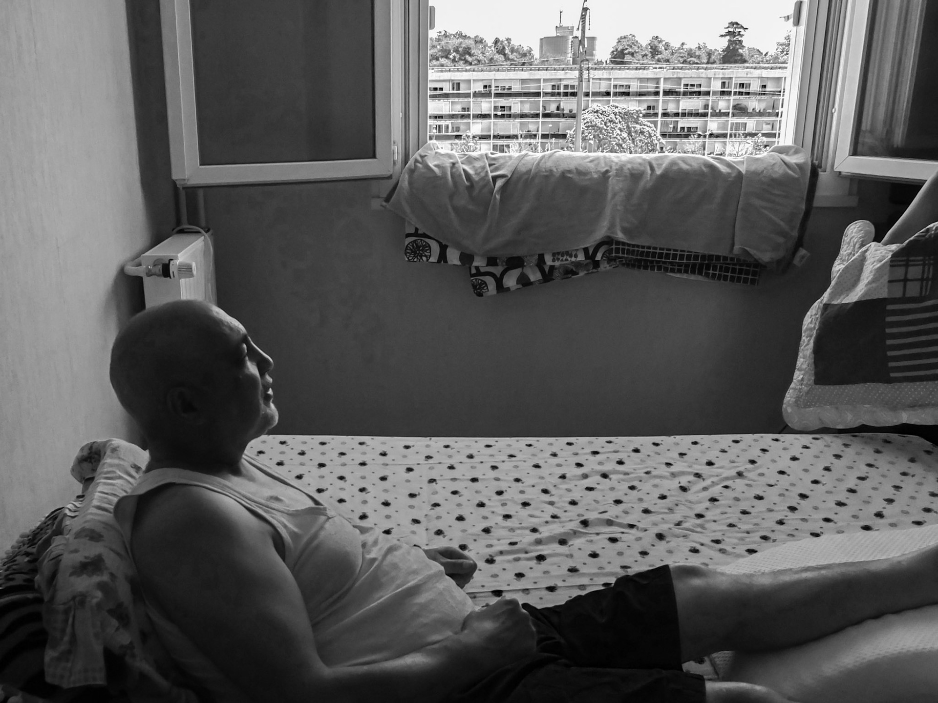 Au coeur de la cité de Floirac, Mohamed accuse la fatigue et s'allonge sur son lit.