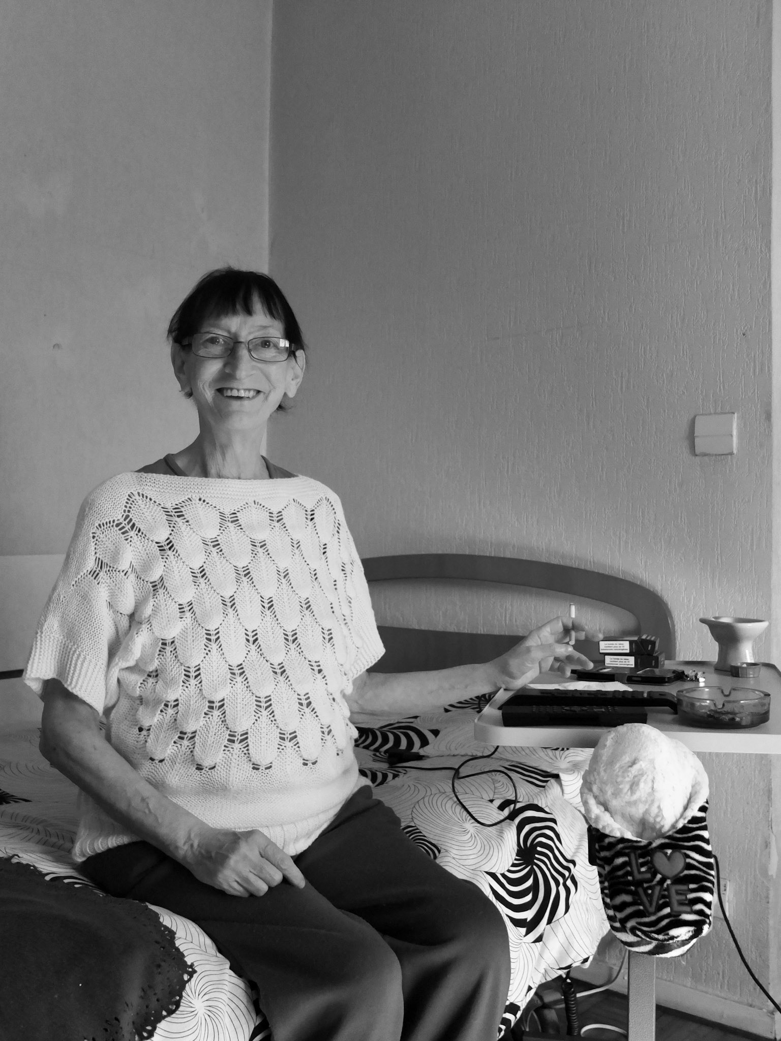 Géraldine est chez elle après de longs mois passés à l'hôpital. Elle vit seule avec son chien à Talence.